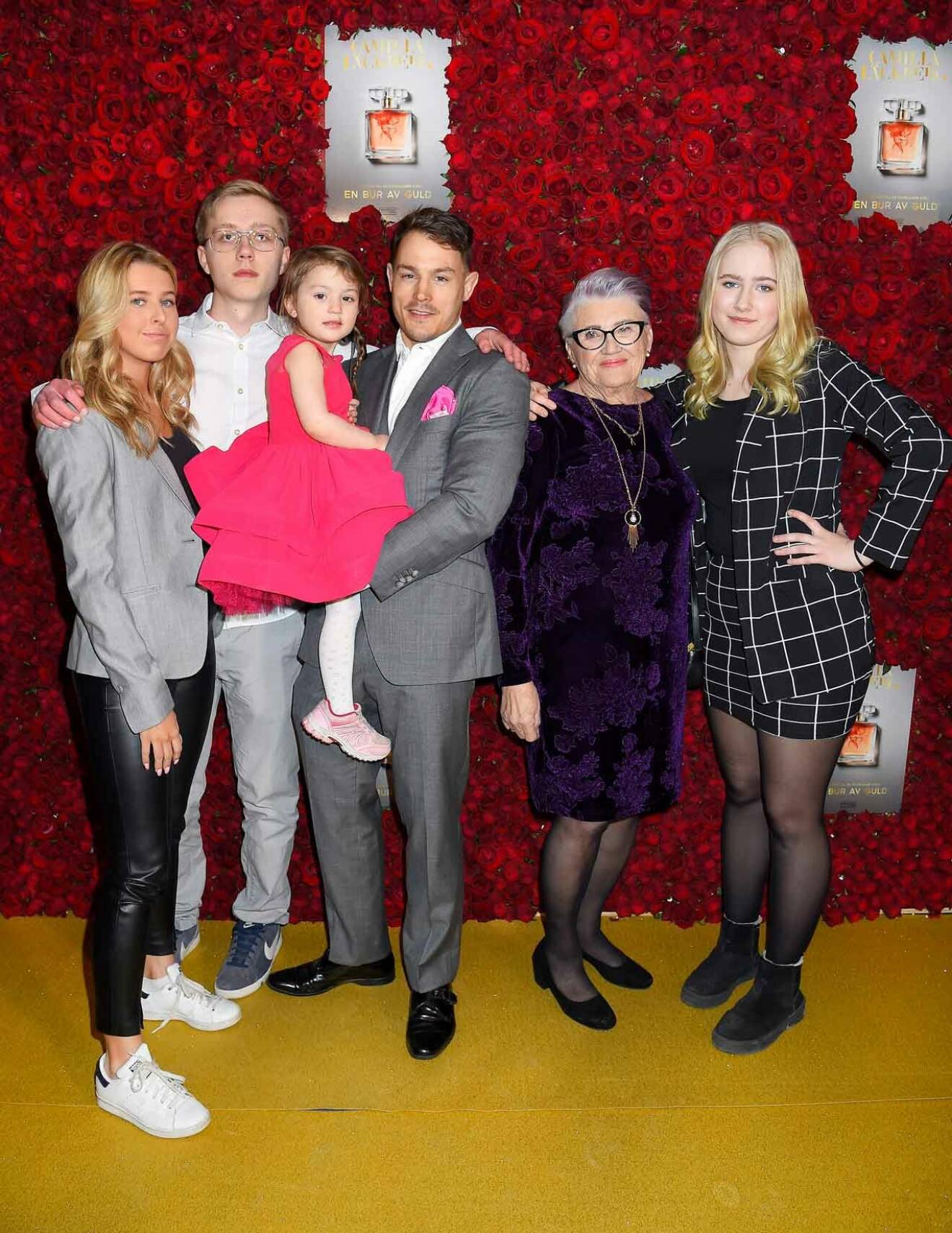 Familjen Läckberg! Camillas son Wille Eriksson med flickvän, maken Simon Sköld med dottern Polly, mamma Gunnel Läckberg och dottern Meja Eriksson.
