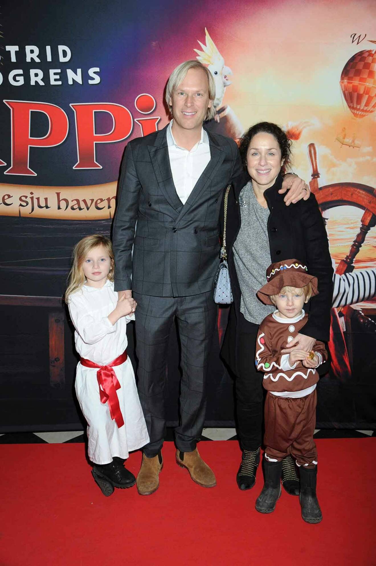 Skådespelerskan Sara Sommerfeld Unger, maken Jonas Unger och barnen Benjamin och Lea på röda mattan.