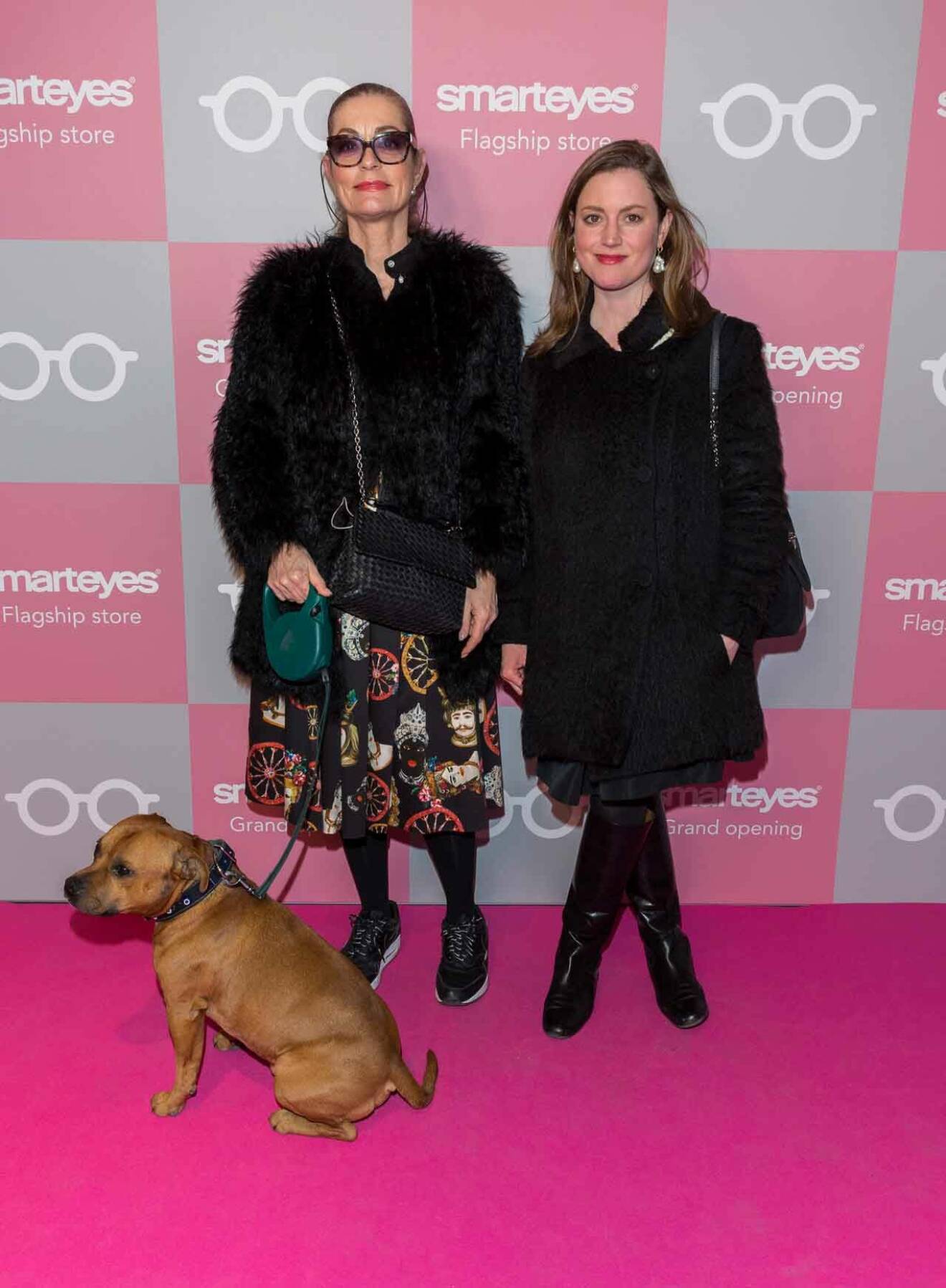 Hunden Musse med matte Camilla Thulin och kompisen Beata af Donner.