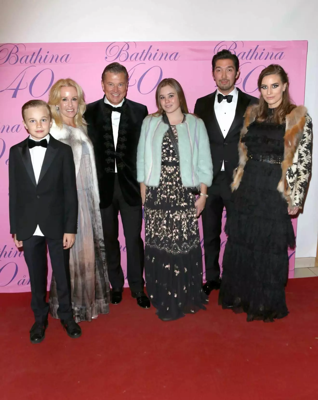 Per och Åsa Taube med barnen John, Sophie och Linnea plus Linneas pojkvän Leonard Johansson, son till Lee Lewenhaupt.