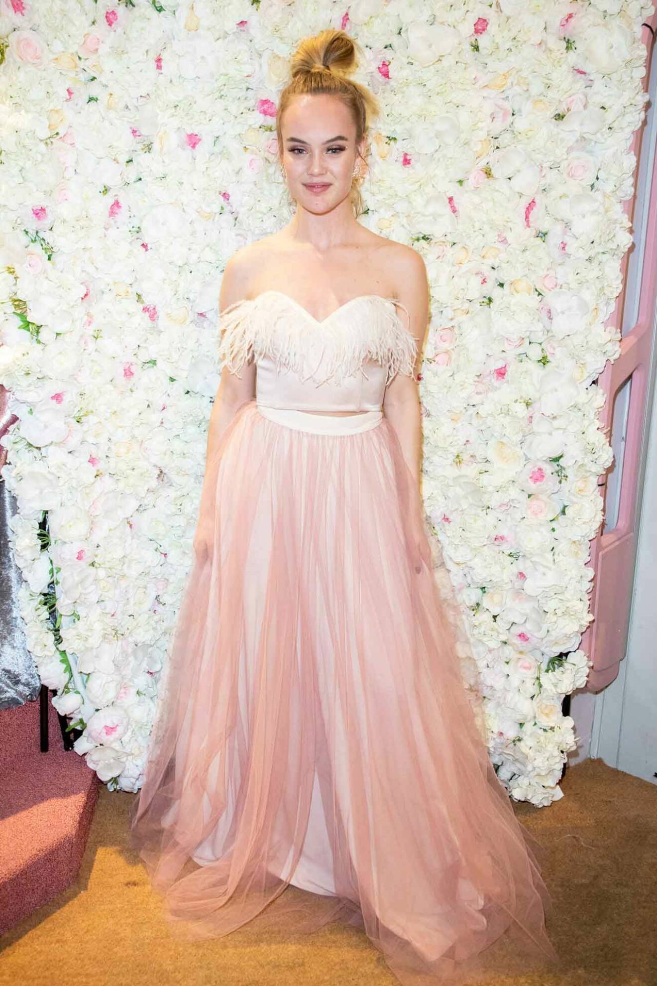 Sångerskan, och influencern, Amanda Winberg i en av Lily and Roses vackra klänningar.