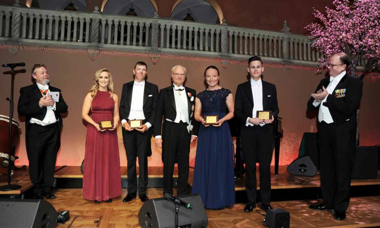 Poker Wallenberg, Kungen och Claes Boltenstern med ungdomarna som fick mottaga medaljer: Mikaela Åhlin-Kottulinsky, Rasmus Rosengren, Ida Svensson och Morgan Jernfast.