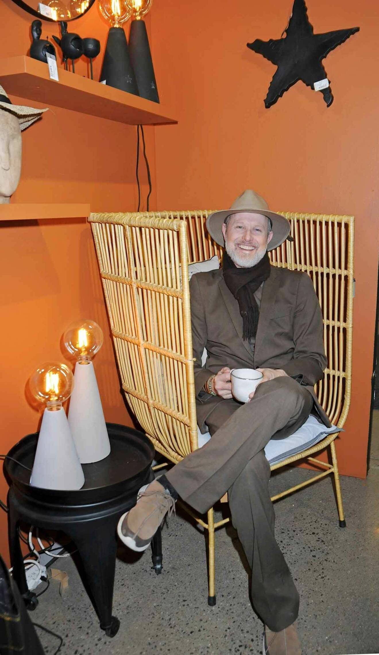 Jimmy Schönning i en egendesignad stol under sitt märke Jimsch. 