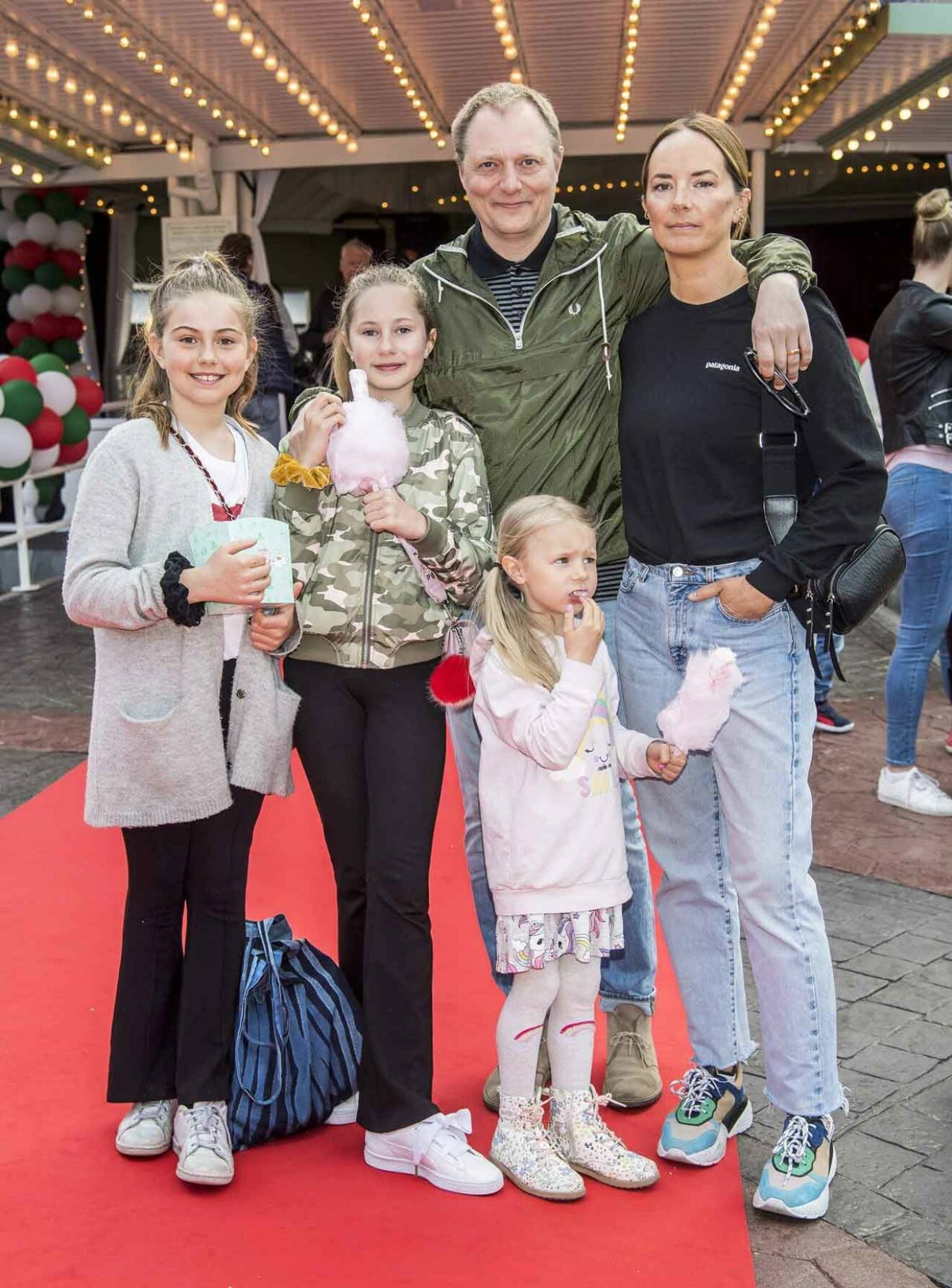Musikern Magnus Carlson med frun Elin och barnen Ella, i kamouflage-jacka, och Nina längst fram. Kompisen Nadja längst ut till vänster följde med.