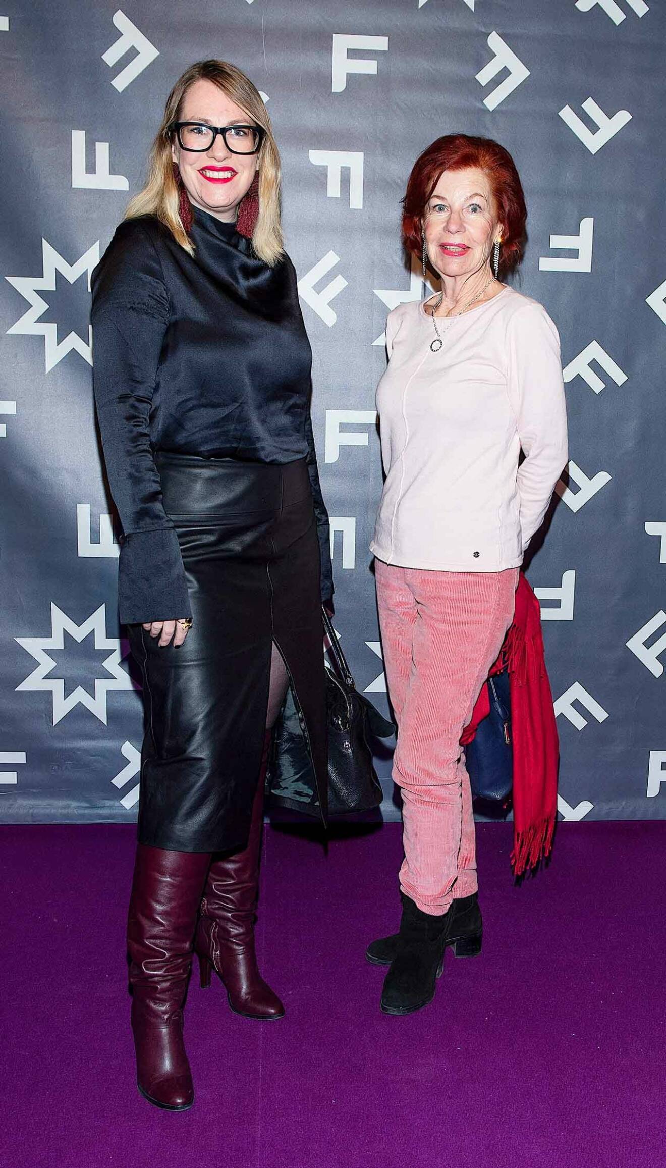 Sofia Breitholtz och Karin Ehnbom-Palmquist på lila mattan.