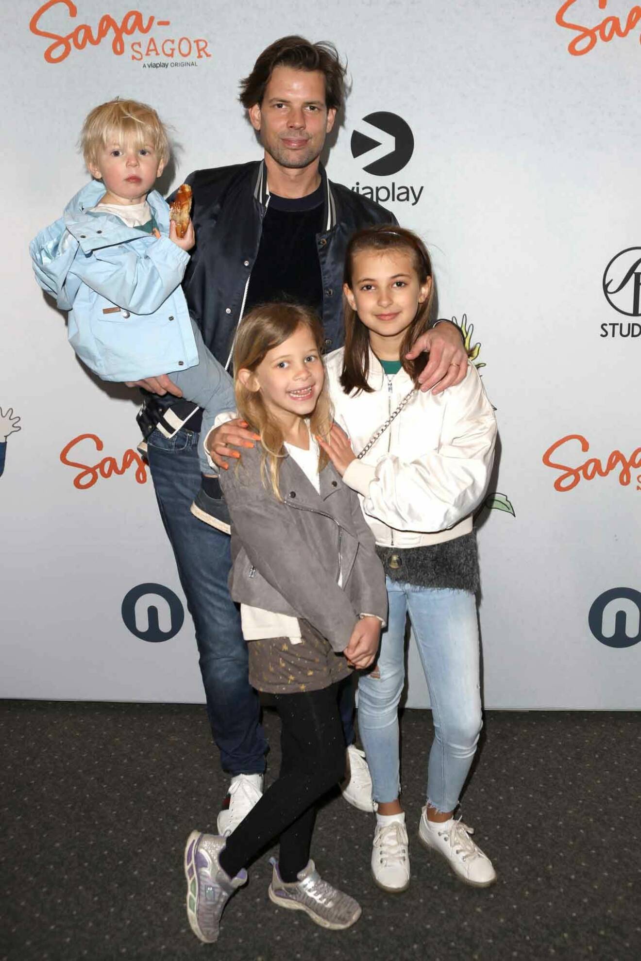 Författaren Alex Schulman med döttrarna Charlie och Frances samt sonen Louie.