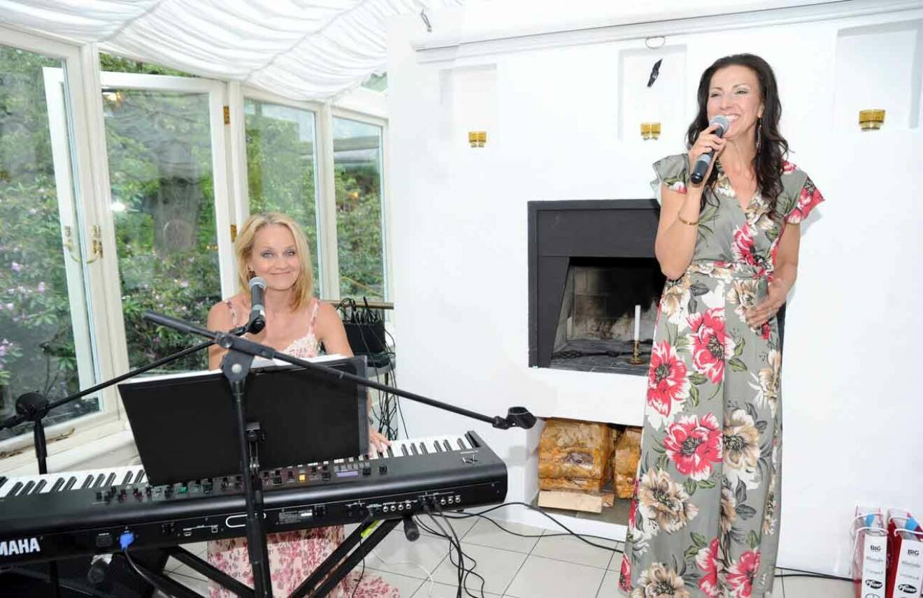 Sångerskan Sonja Aldén och pianisten Carina E Nilsson gjorde ett bejublat framträdande under middagen.