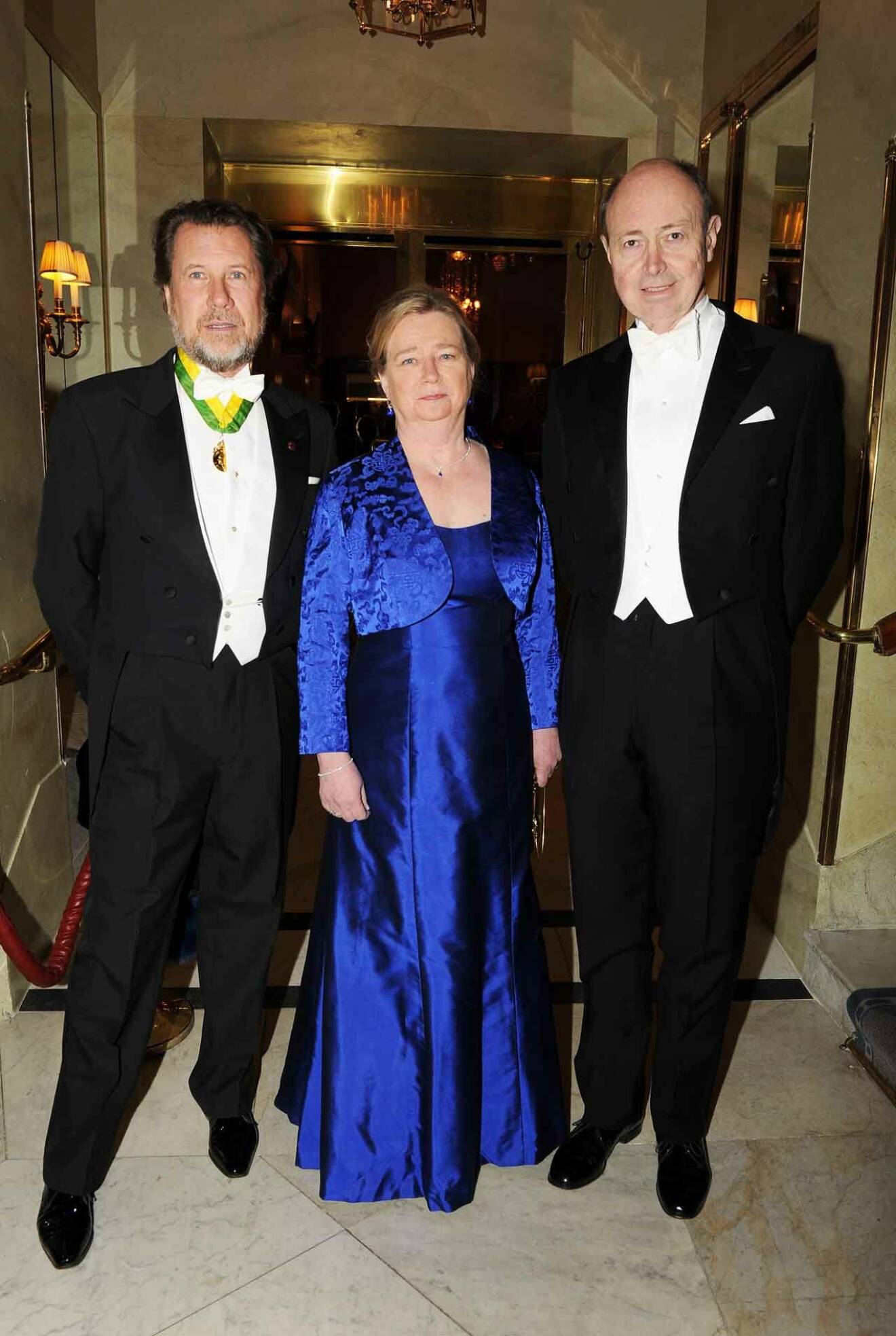 Thomas Hedberg och Clas Romander, 1:e respektive 2:e vice ordförande i KAK, med Catharina Gyllencreutz.