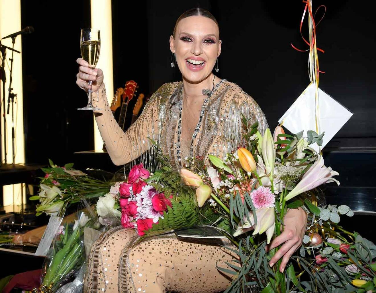 Äntligen! Sanna Nielsen skålar i champagne efter den lyckade premiären. – Det känns fantastiskt! Jag har längtat så mycket!