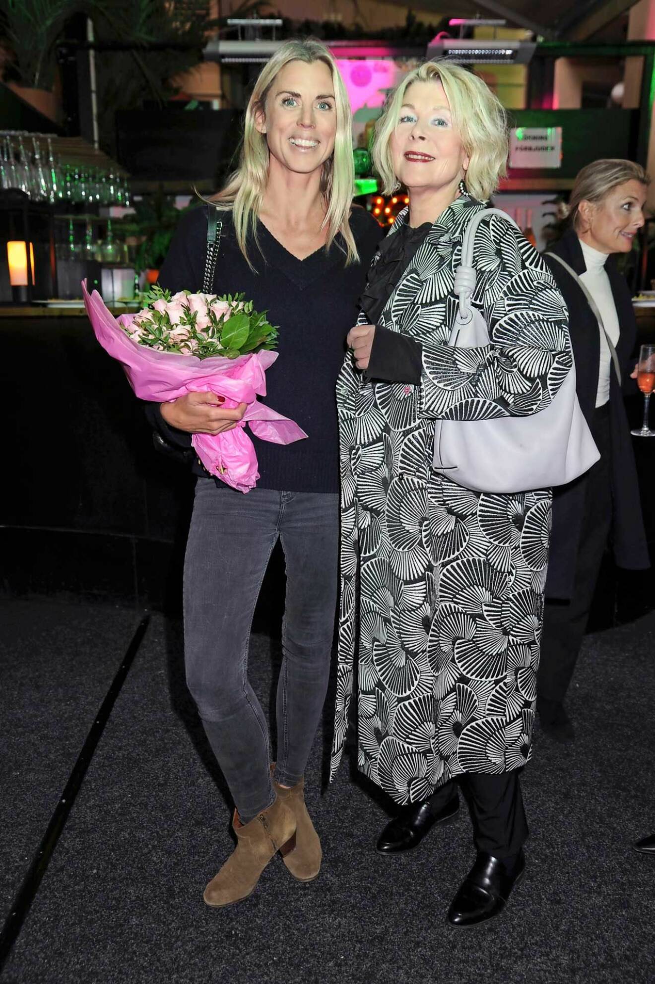 Med vackra rosor kom Nicole de Geer tillsammans med teaterägaren Agneta Villman.