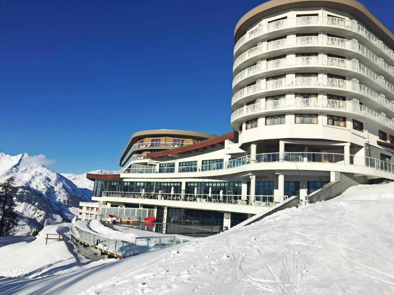 Närmare ski in ski out-känsla och läge får man leta efter. Mitt i pisten ligger Club Meds nya hotell Les Arcs Panorama.