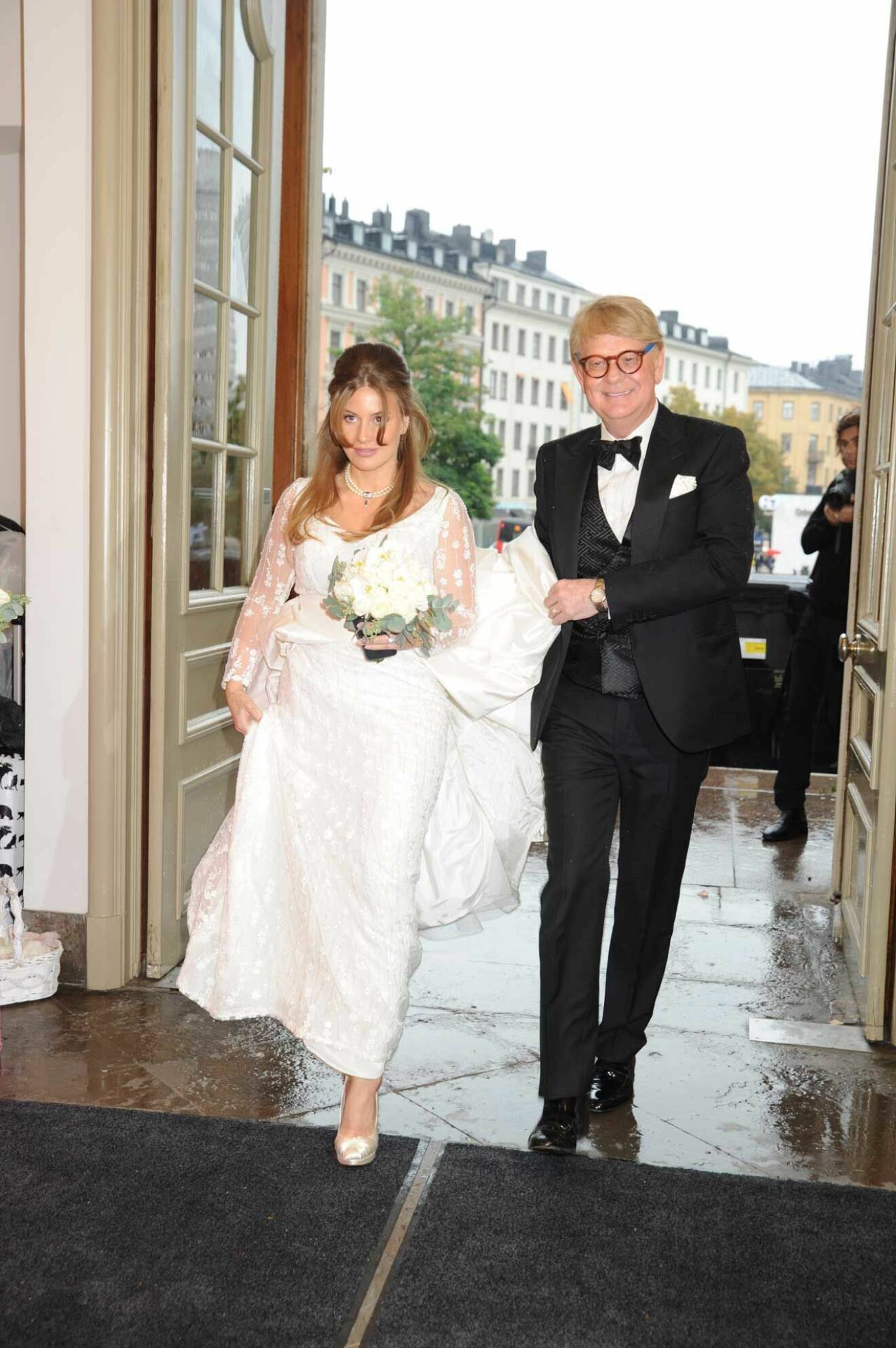 Familjens gode vän Göran Alfredsson är designern bakom Linneas vackra klänning.