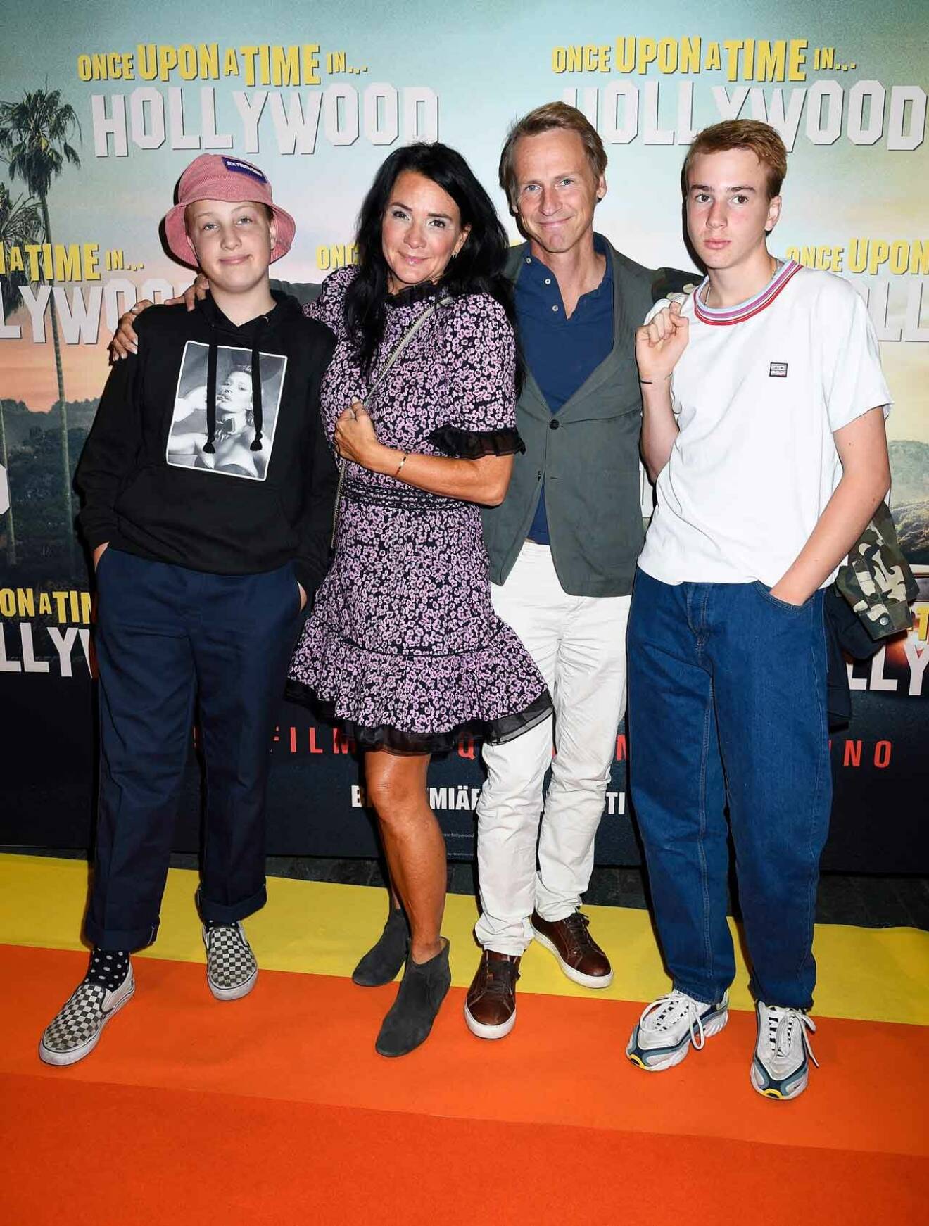 Programledaren Sofia Wistam med maken Magnus och sönerna Texas och Lennox.