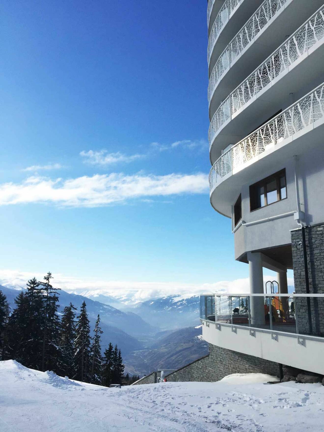 Hotellet ligger beläget i ett av världens största skidområden, familjevänliga Arcs 1600, där själva hotellet sträcker ut sig, mitt i pisten på 1750 meters höjd. 