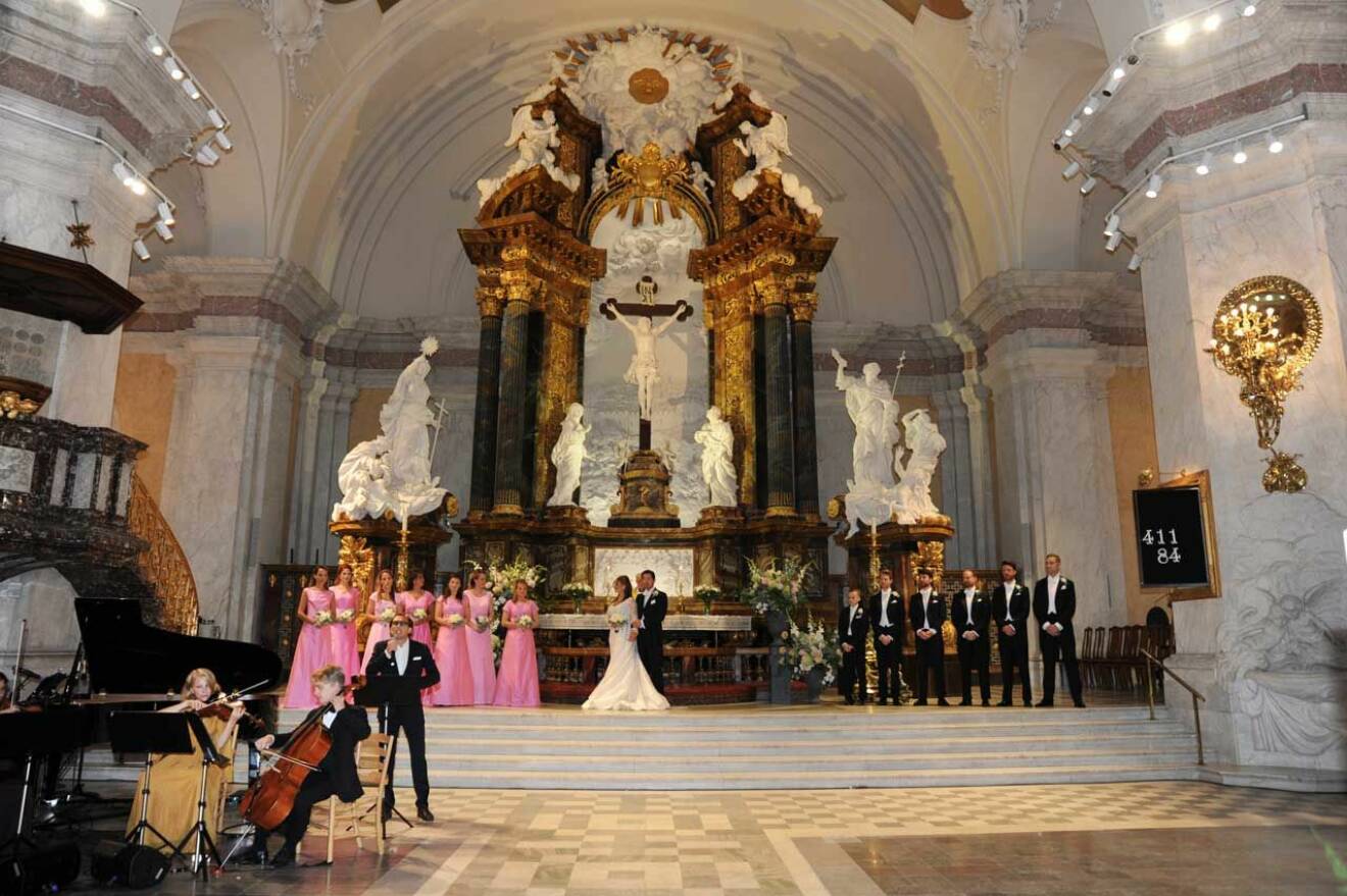Den vackra ceremonin ramades in av stråkar från Elfridakvartetten, sång av Fredrik Benedict Nybladh och Jonas Gideon vid flygeln. 