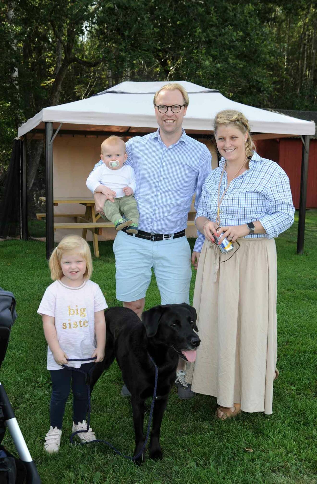 Mikael och Linnea Holmström, som är brukshundstränare för jakthundar, med barnen Sophia och Carl samt fina hunden Scott.