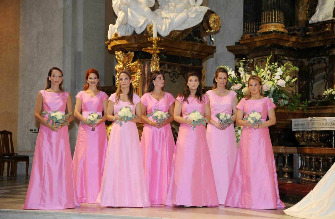 Tärnornas klänningar var i 3 oilka nyanser av rosa. Tanken var att dom skulle påminna om en blombukett vid altaret.
