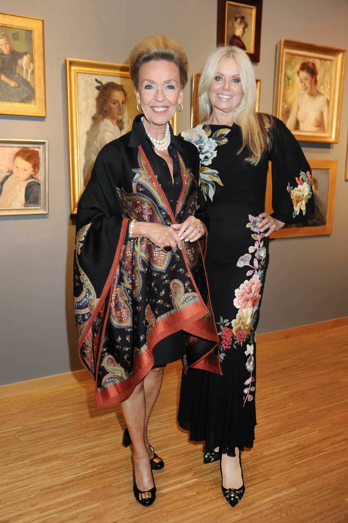Gaby Borglund med en av kvällens modeller, Ossie Carlsson, i klänning från Boutique Look. 