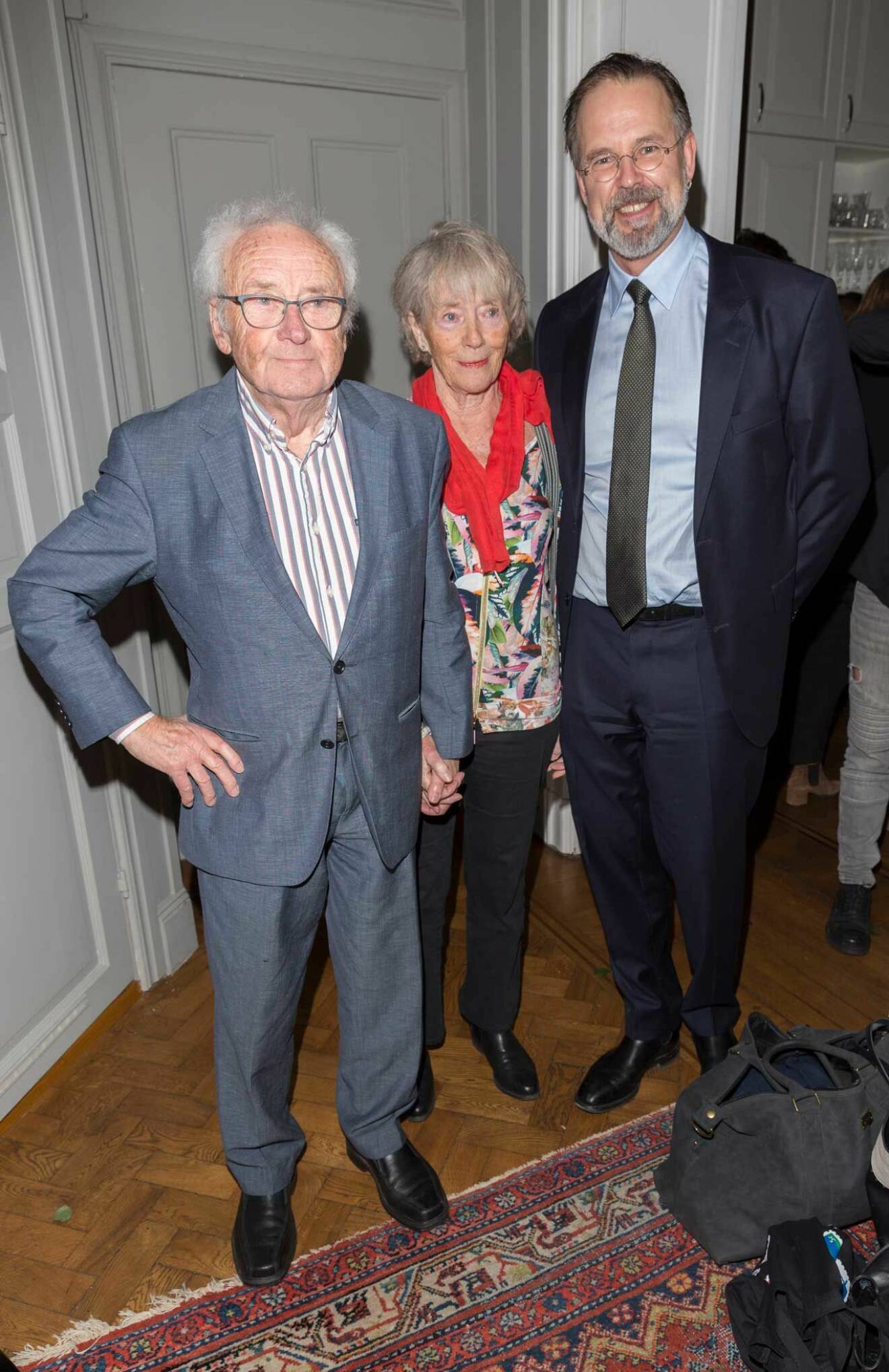Kjell-Olof Feldt och Birgitta von Otter välkomnas av kvällens värd Anders Borg.