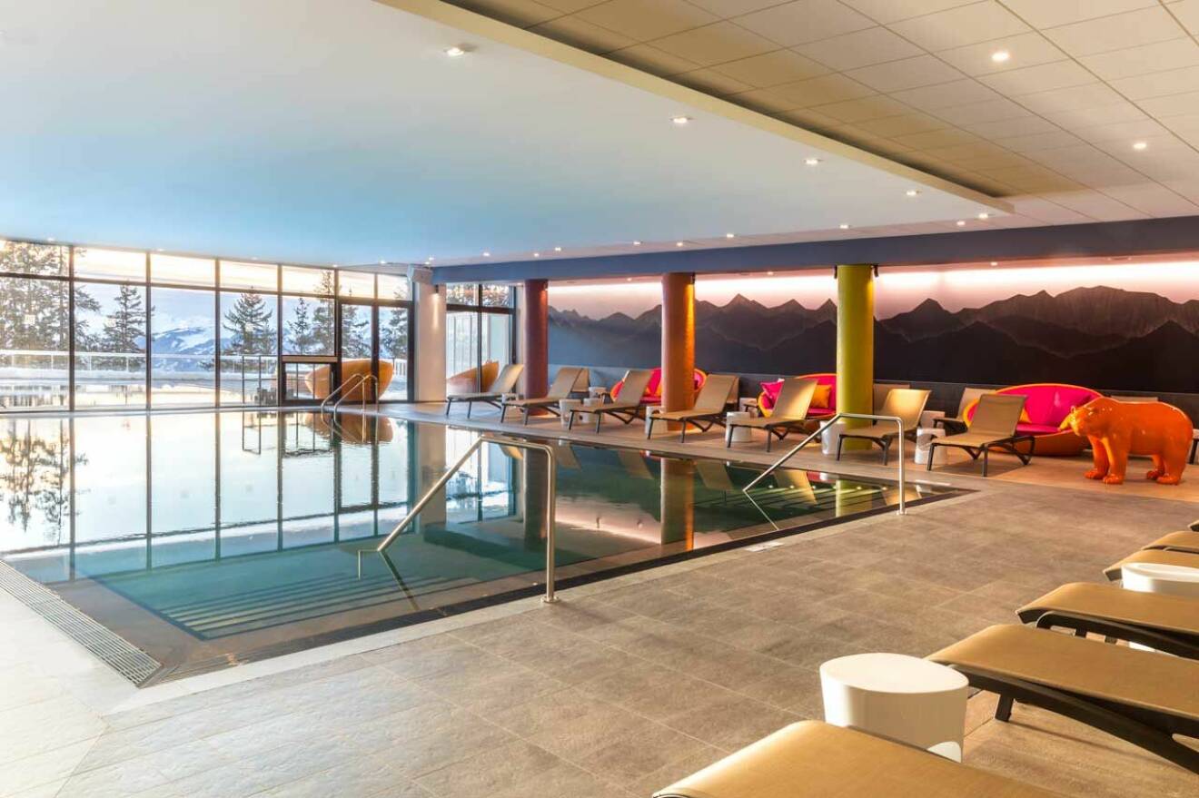 Les Arcs Panorama är ski in-ski out i absolut toppklass som även passar barnfamiljen ypperligt då man kan varva skidåkning med poolbad och häng på terrassen eller i spat.