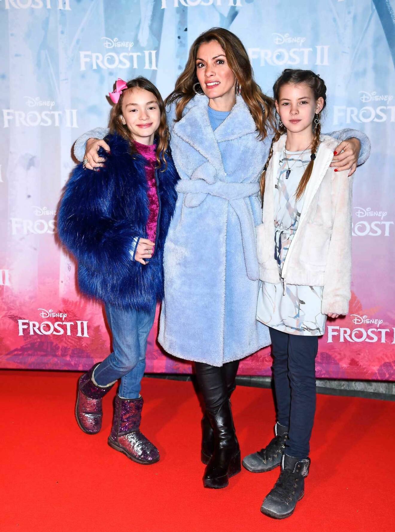 I Frost-inspirerade jackor kom Alexandra Pascalidou med dottern Melina och kompisen Cornelia Riddez.