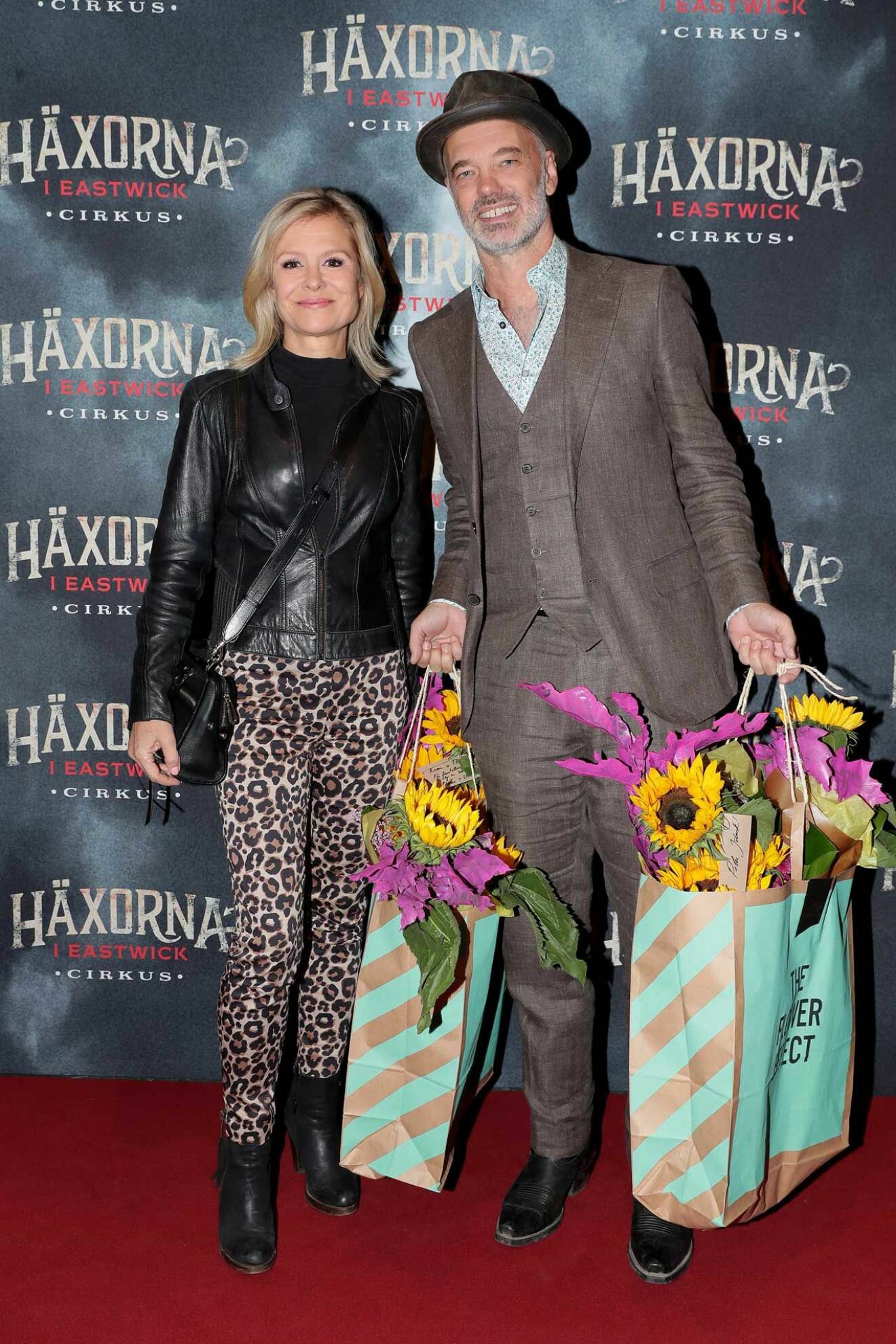 Med papperspåsar fyllda av vackra blommor kom Ulrika Nilsson och Niklas Hjulström. 