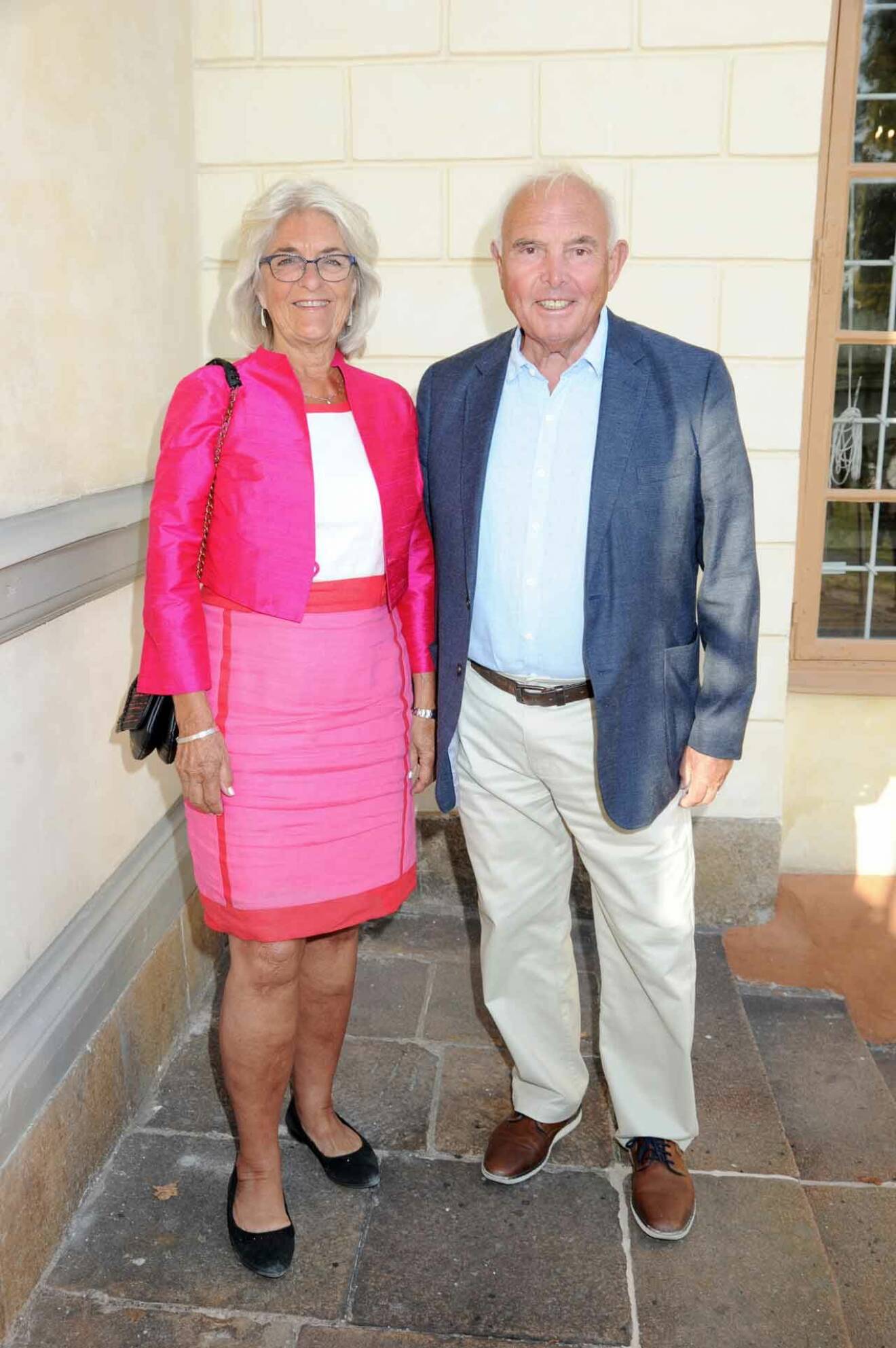 Carina Lundberg, i vacker rosa klänning, kom med maken Nils.