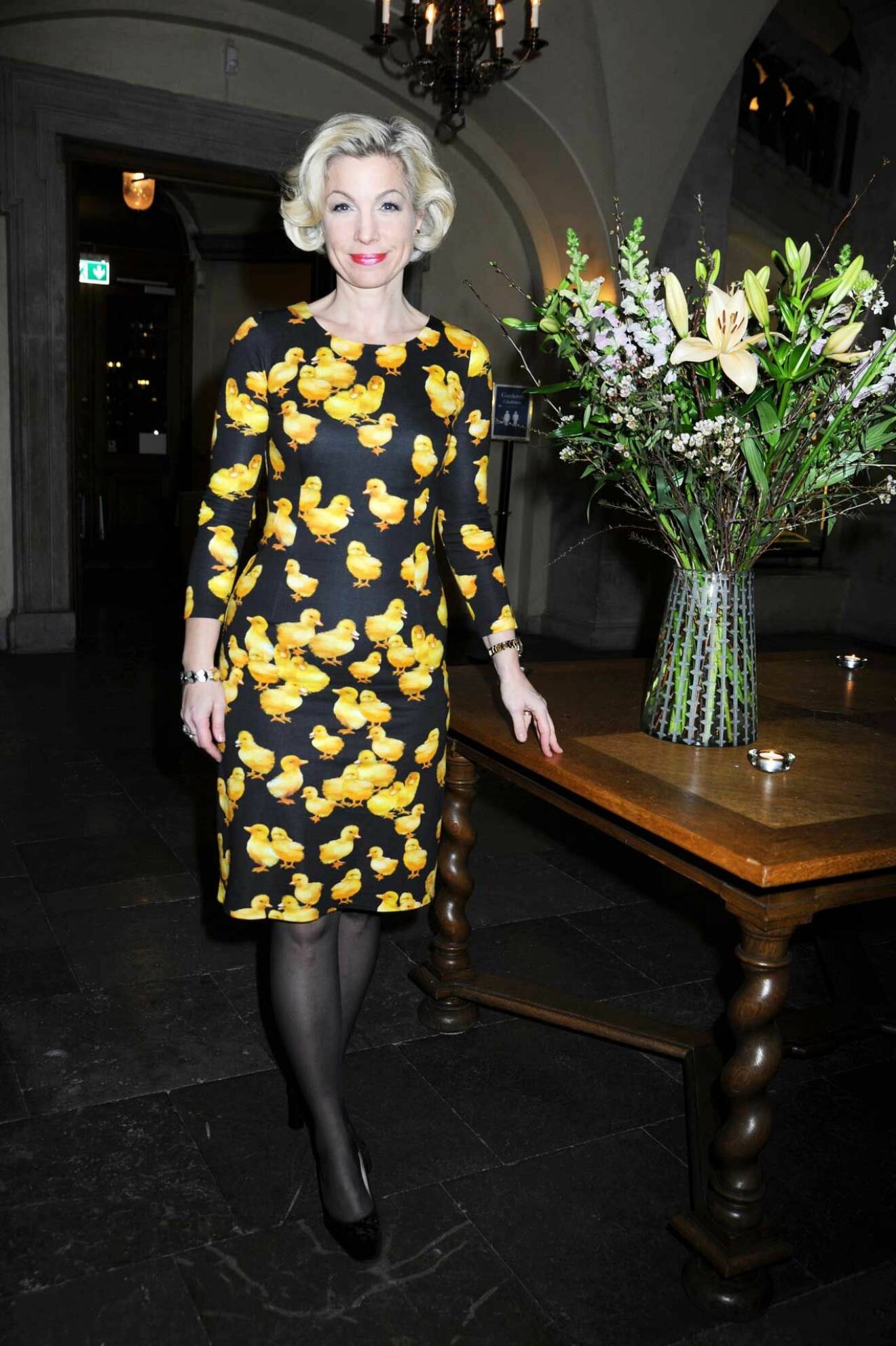 Forskaren Anna-Karin Wyndhamn matchade stilfullt blombuketten i sin Thulin-klänning.