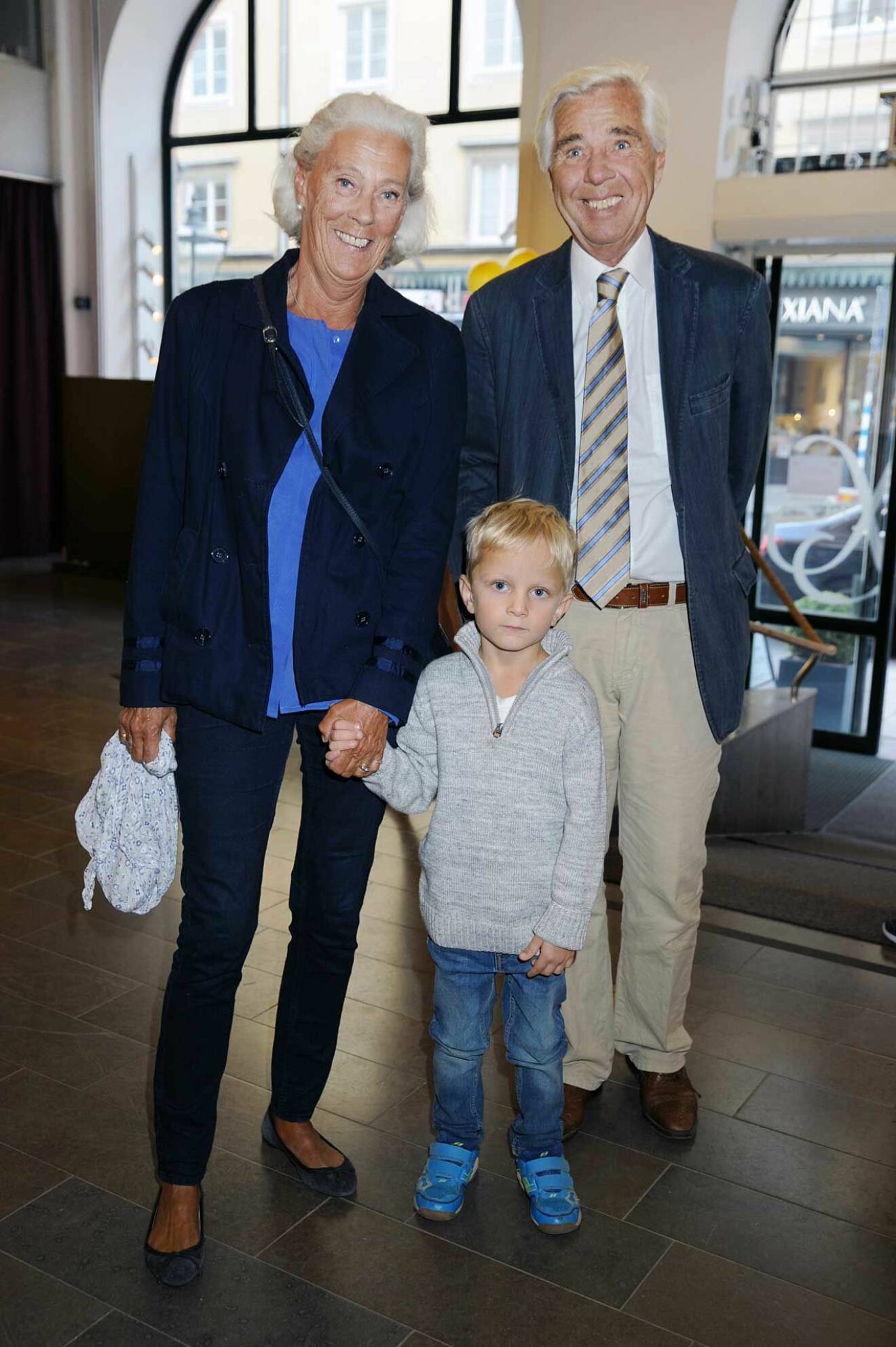 Ulla Nordlinder med barn- barnet Ludvig Nordlinder samt advokat Jan Lindberg.