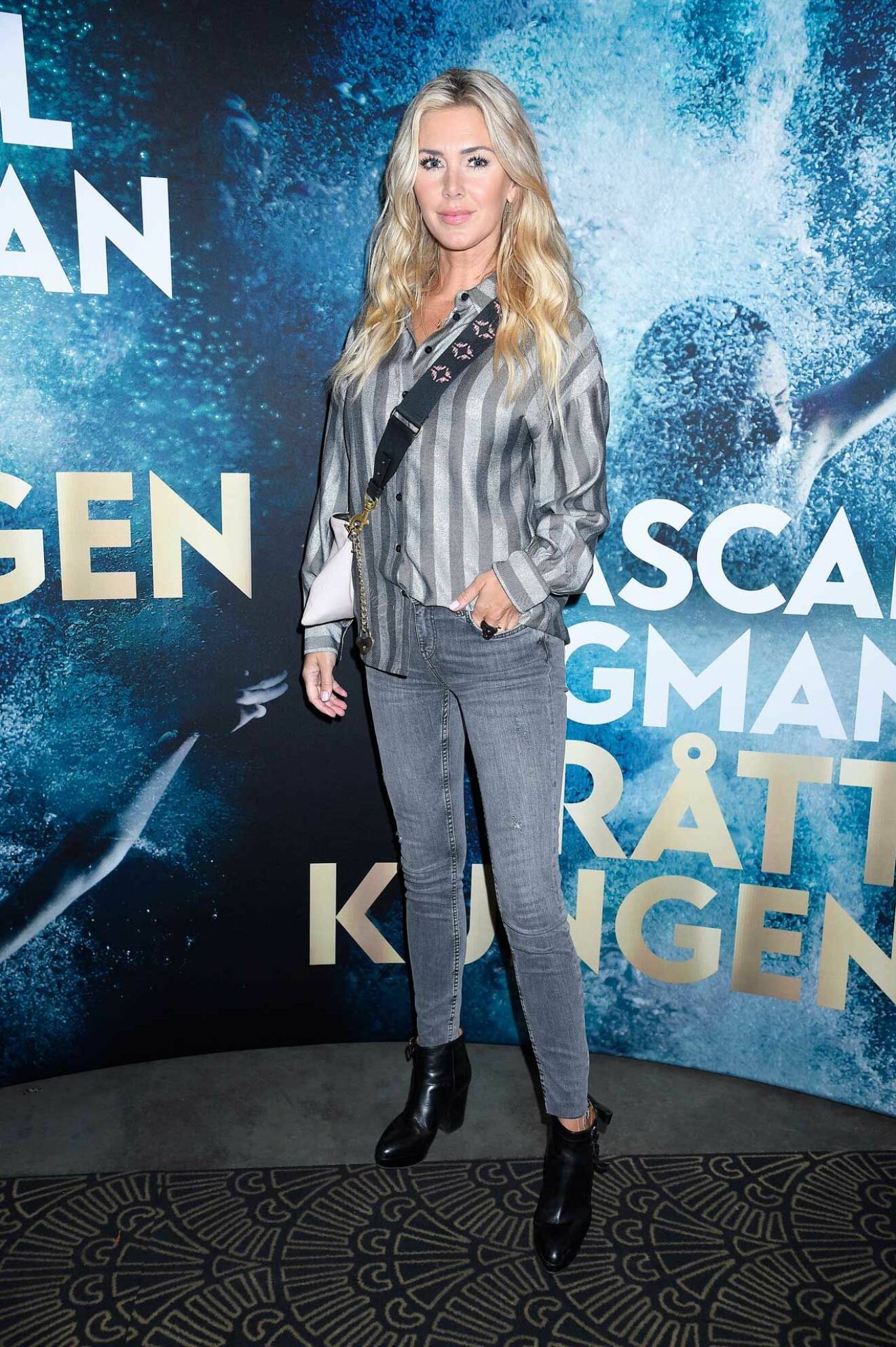 Snygga Hannah Graaf minglade i gråa jeans och skjorta. 