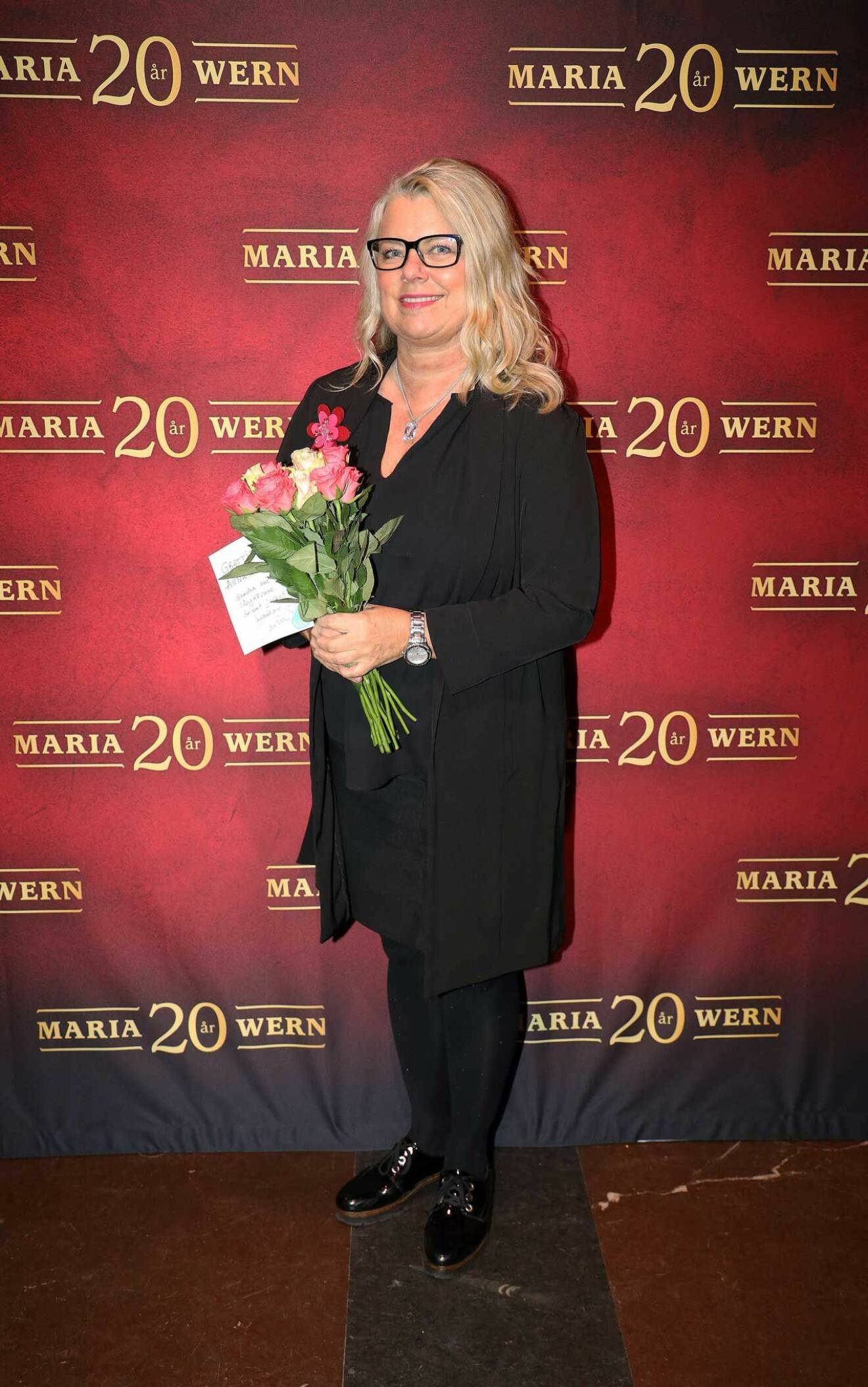 Carin Hjulström, författare, kom med blomsterkvast till kollegan Anna!