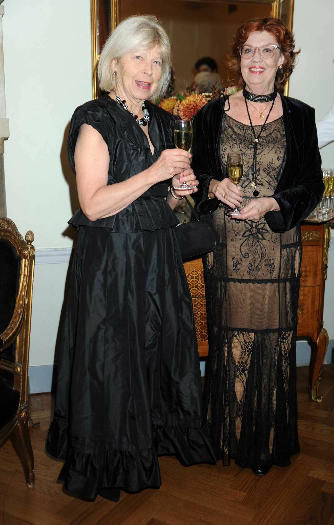 Professor Solvig Ekblad och Marie-Louise Hallström, Agatha Christie-klubbens ledare. 