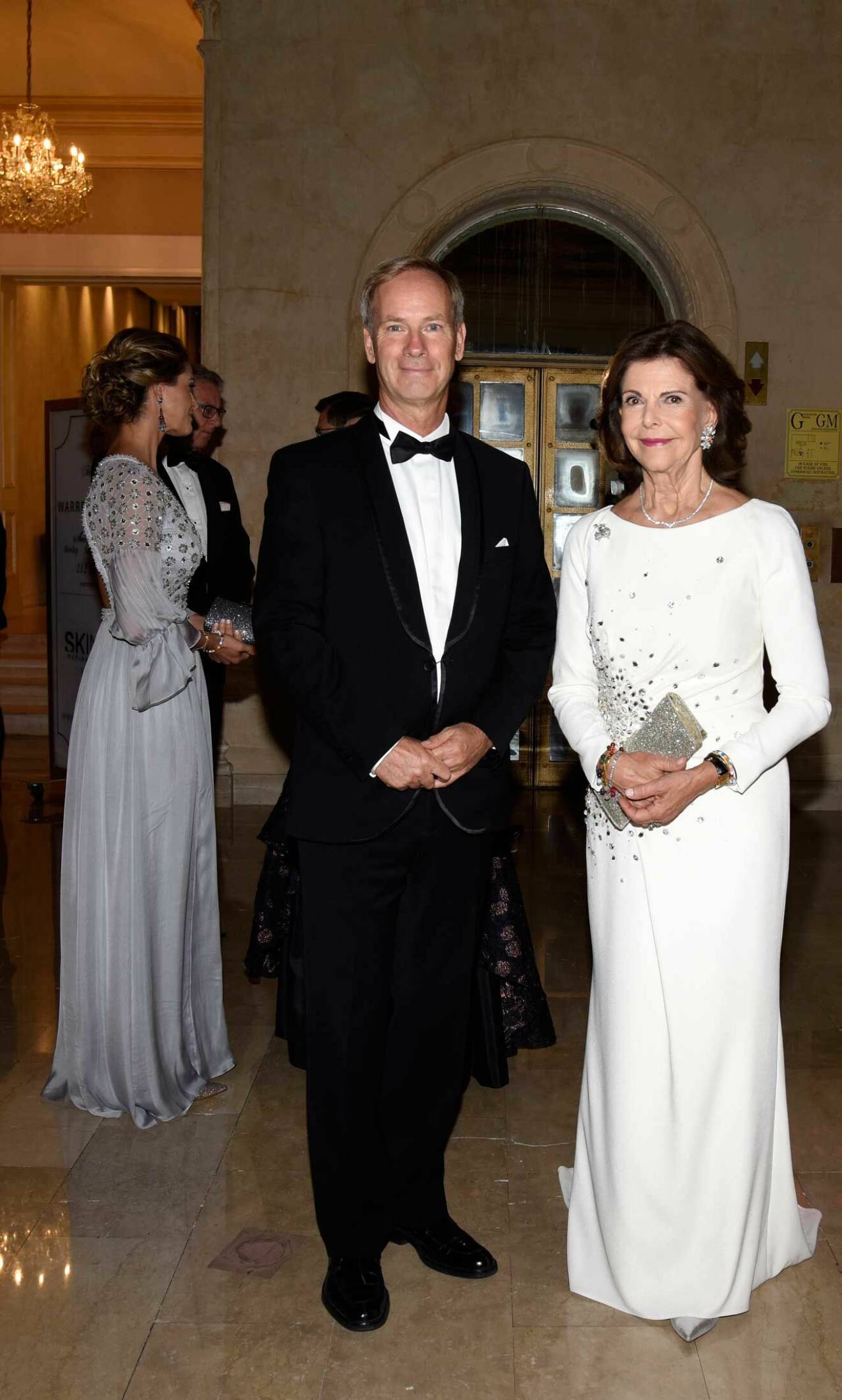 Drottningen fick en pratstund med Olof Skoog, FN- ambassadör i New York.