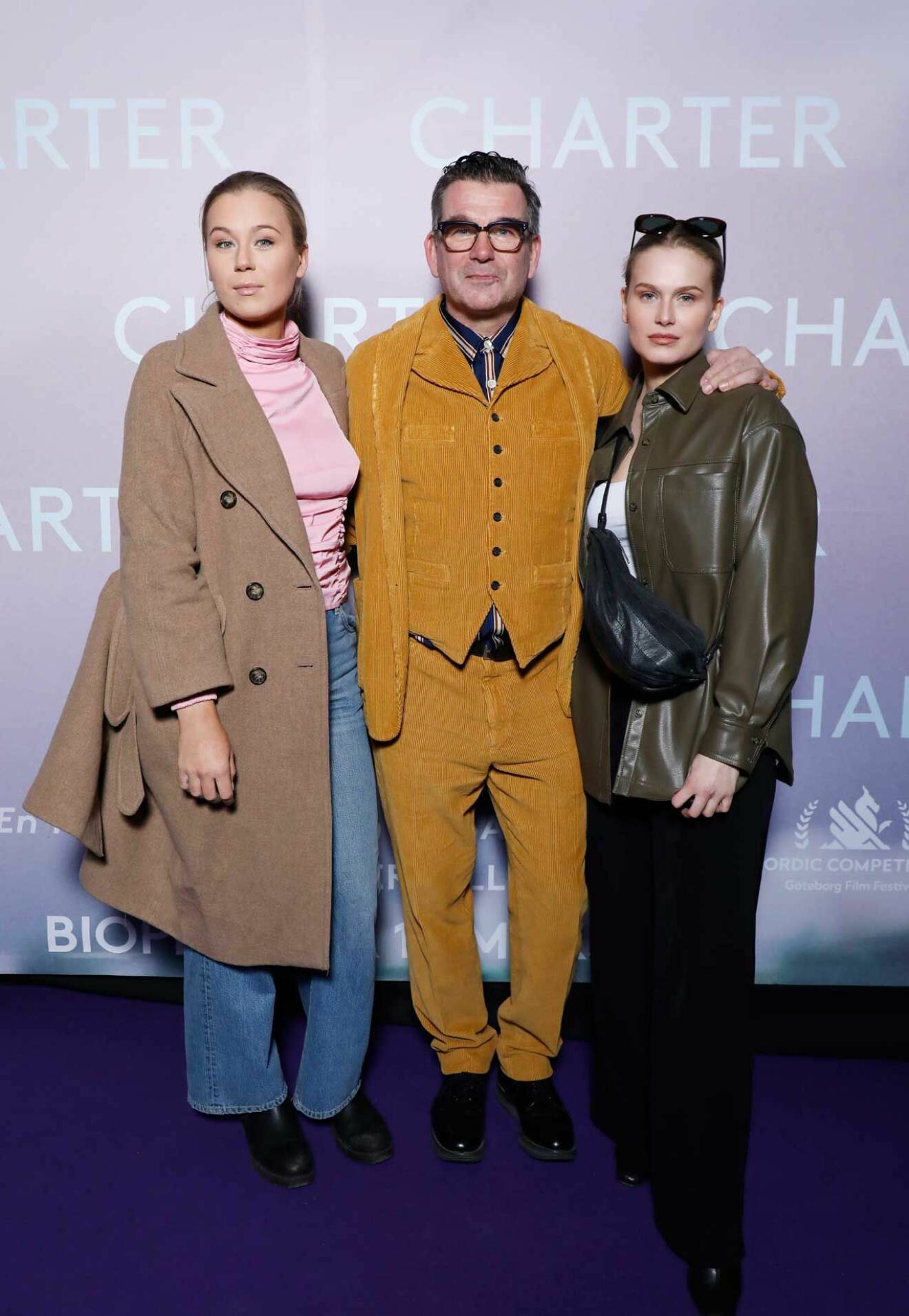 Skådespelaren Magnus Roosmann var stilig tillsammans med döttrarna Elina och Agnes.