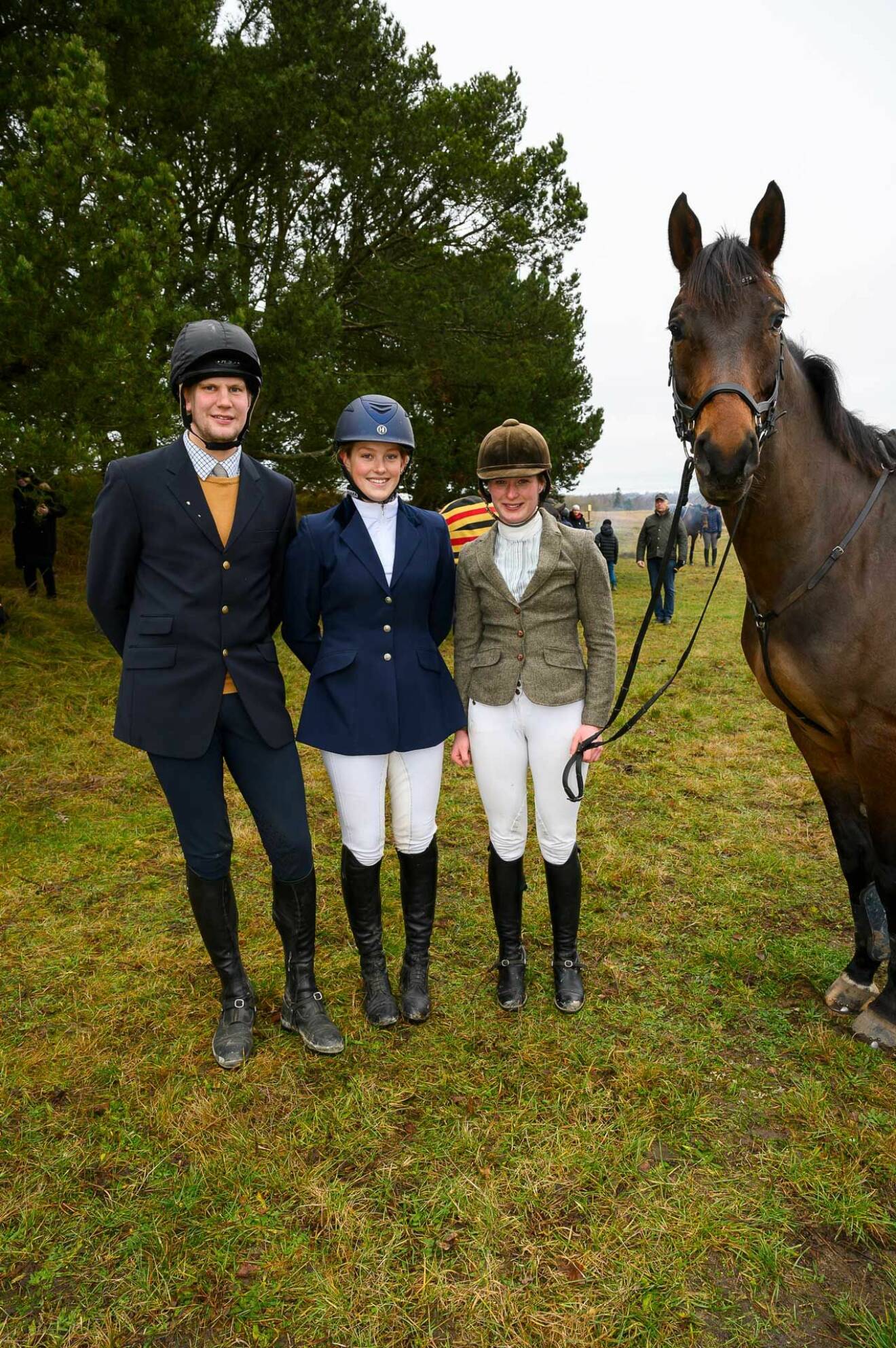 Duktiga trion Christoffer Forsberg, Julia Salvall och Anna Almström och Annas häst High Easter.