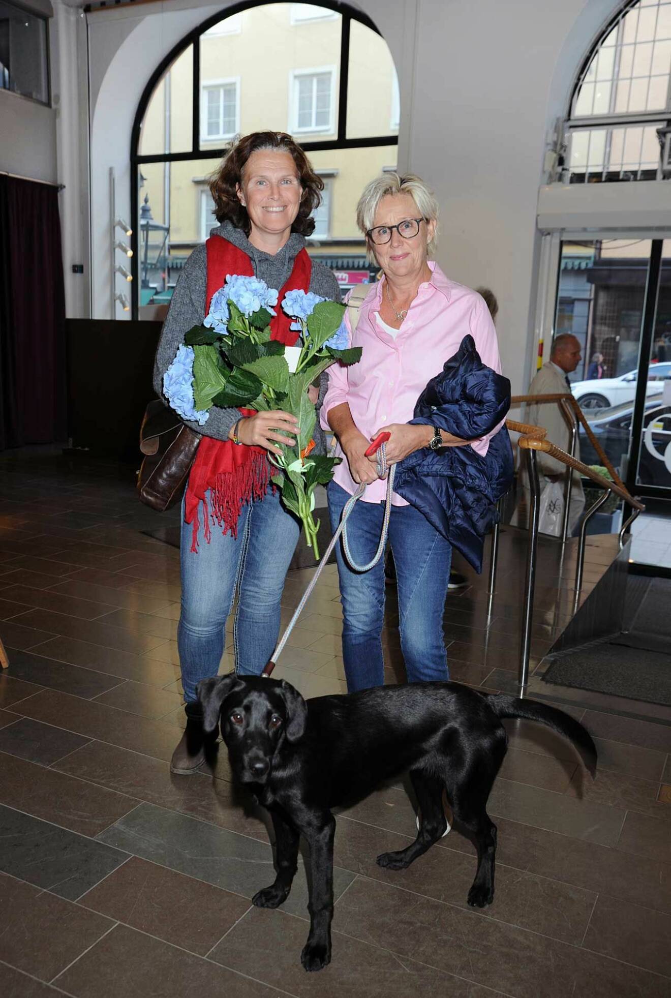 Väninnorna Nadja von Kantzow och Maja Uebel kom med blomster och en fin jaktlabrador.