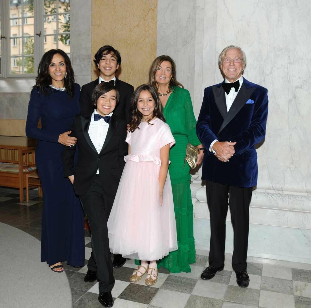 Bathina och Aje Philipson med barnen Axel, Hugo och Märta och goda vännen Camilla Stern.