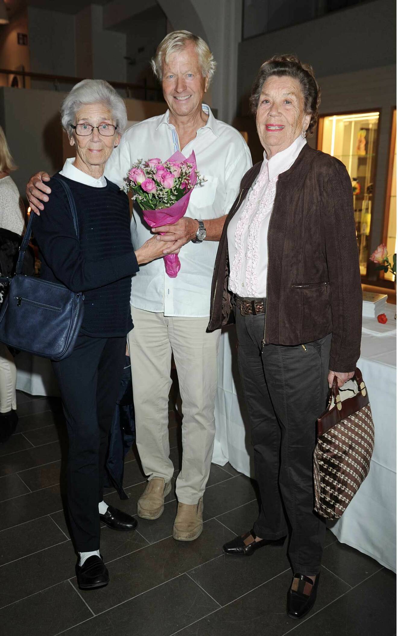 Med vackra blommor kom också denna trio. Professor Kerstin Hagenfeldt, advokat Björn Hagenfeldt och Monica Hagenfeldt.