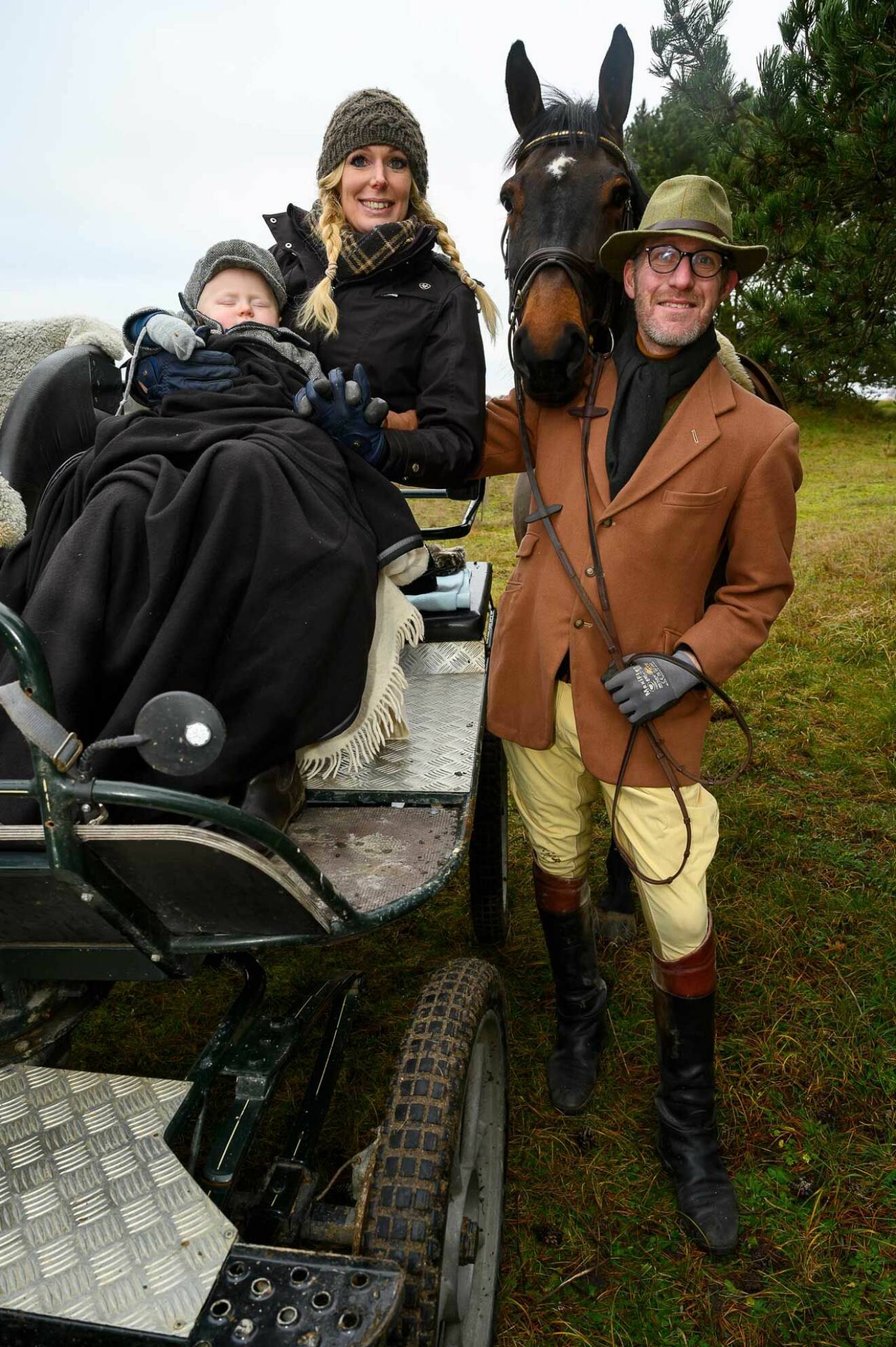 Djurskyddsinspektör Mattias Gårdlund med makan Linda och sovande sonen Charles-Valdemar. Hästen Dos Sibon ville gärna också vara med.