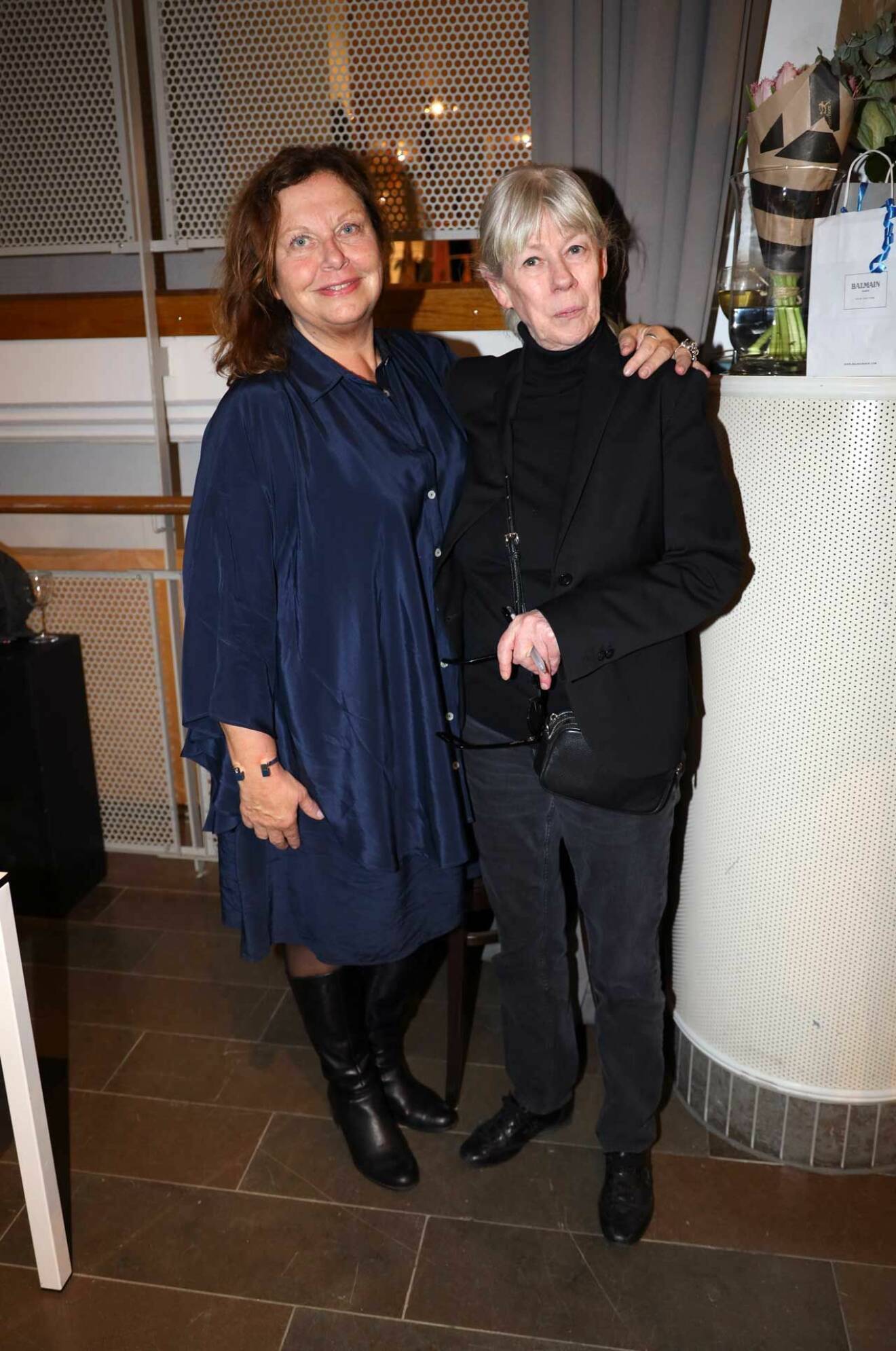 I kramtagen! Förläggaren Annika Bladh och modeikonen och författaren, Lotta Lewenhaupt.