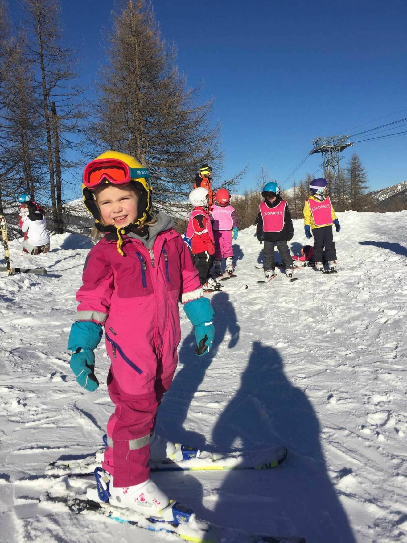 Min dotter Sophie skiner i kapp med solen i skidskolan hos Club Med i Italienska Pragelato.