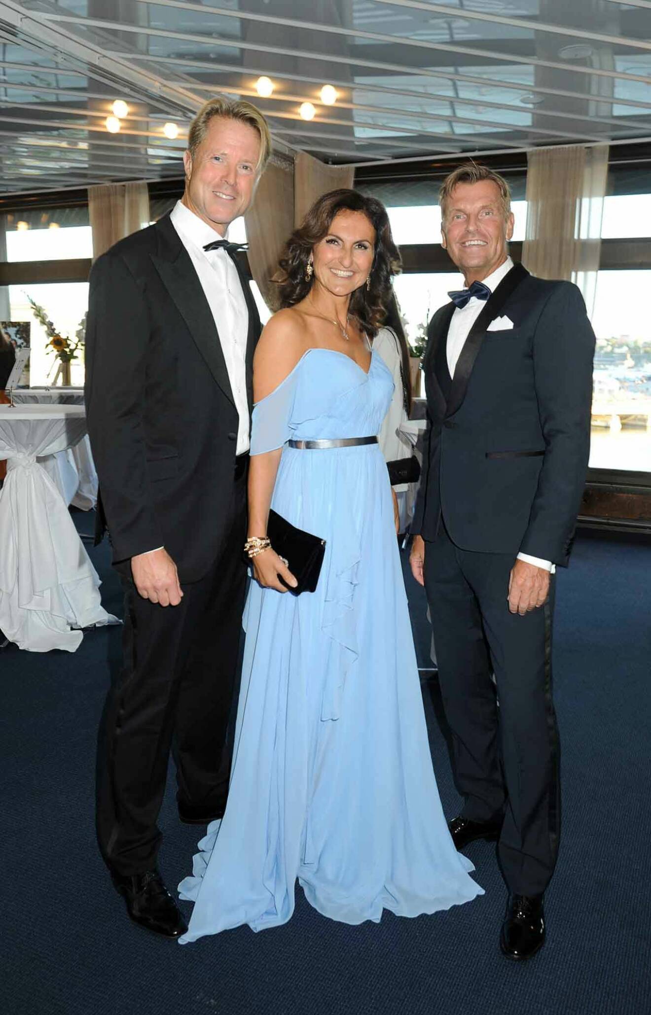 Gunilla von Platen strålade i sin blå klänning! Med maken Alfred och Thony Andersson från Operakällaren Foundation.