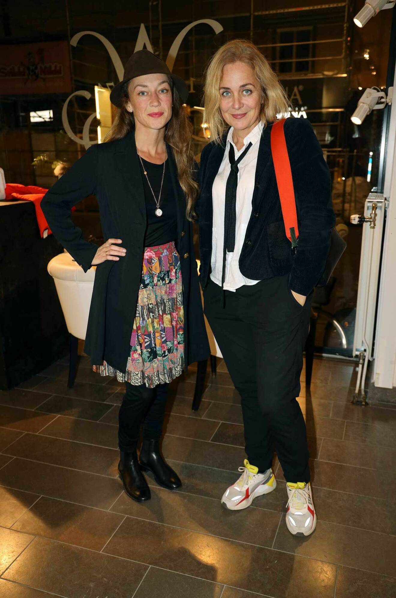 Cora Hatz följde med sin skådespelande syster Lia Boysen till Stockholms Auktionsverk.