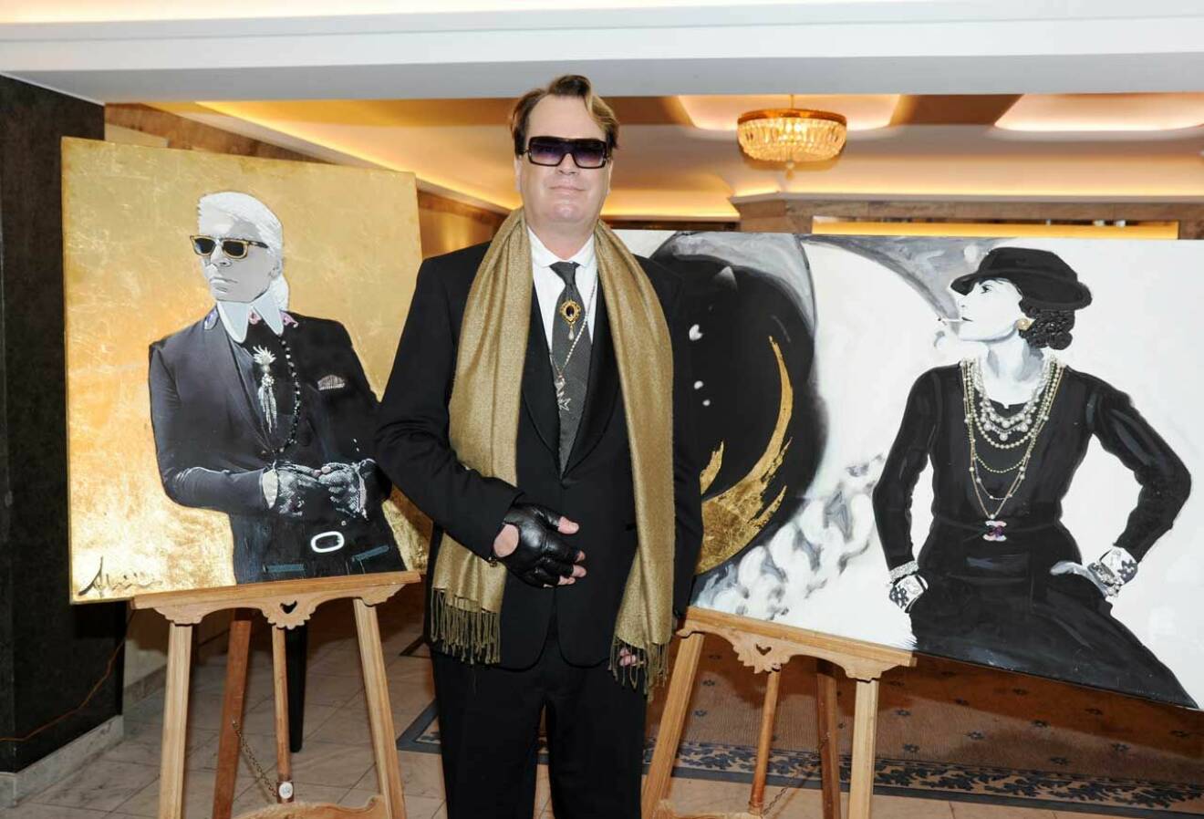 I sann Karl Lagerfeld-anda med mörka glasögon, svart kostym och svarta handskar kom Anders Albinsson.