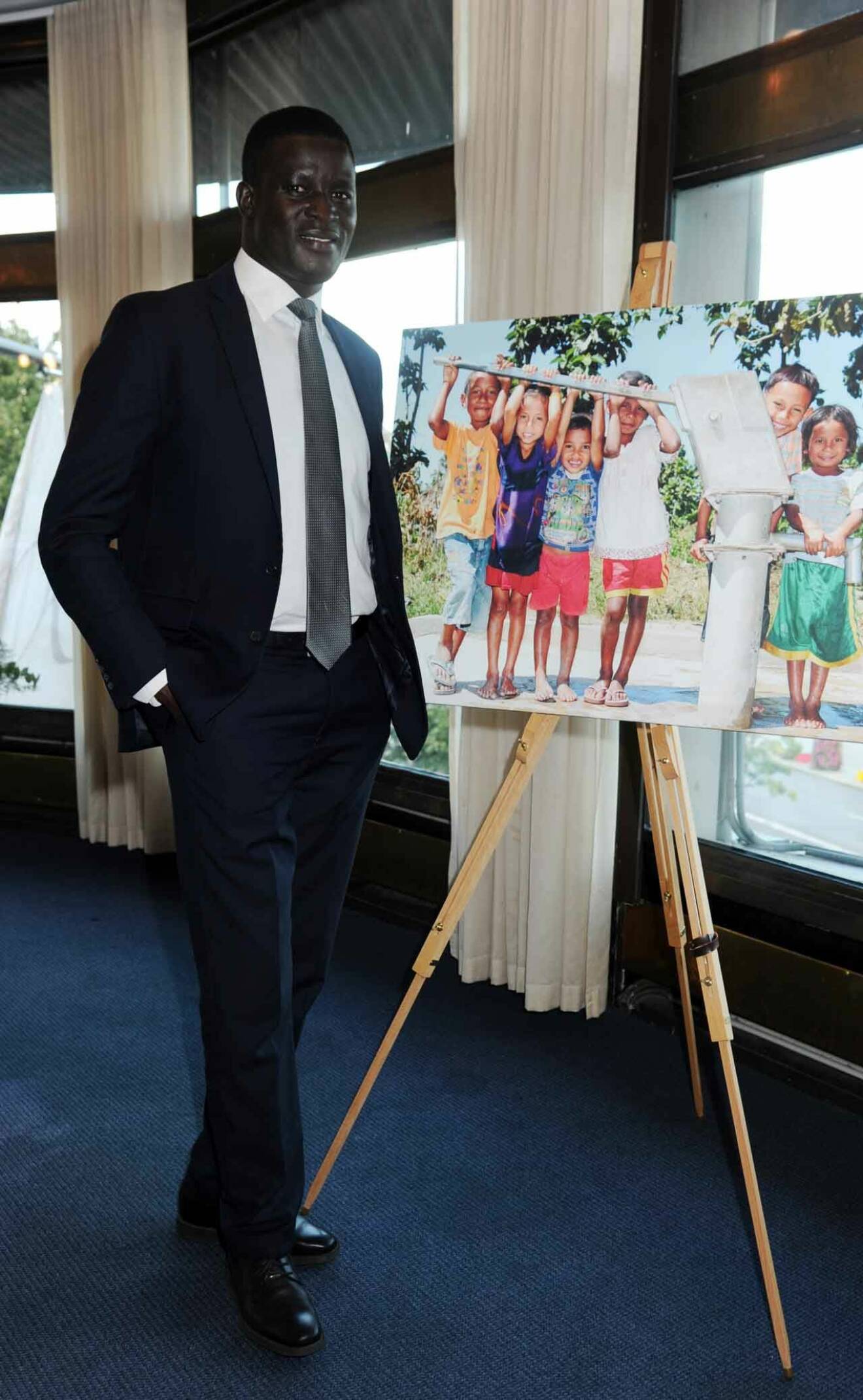 Victor Ochen, grundare och vd African Youth Initiative Network, beundrade bilderna.