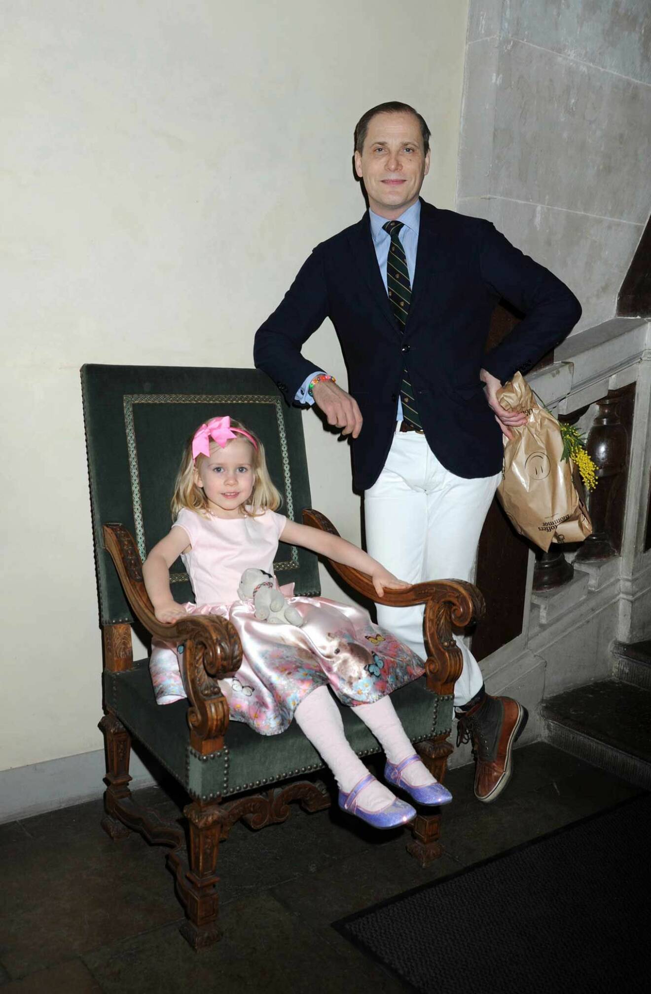 Historikern Christopher O’Regan med kvällens yngsta gäst, dottern Alice. 