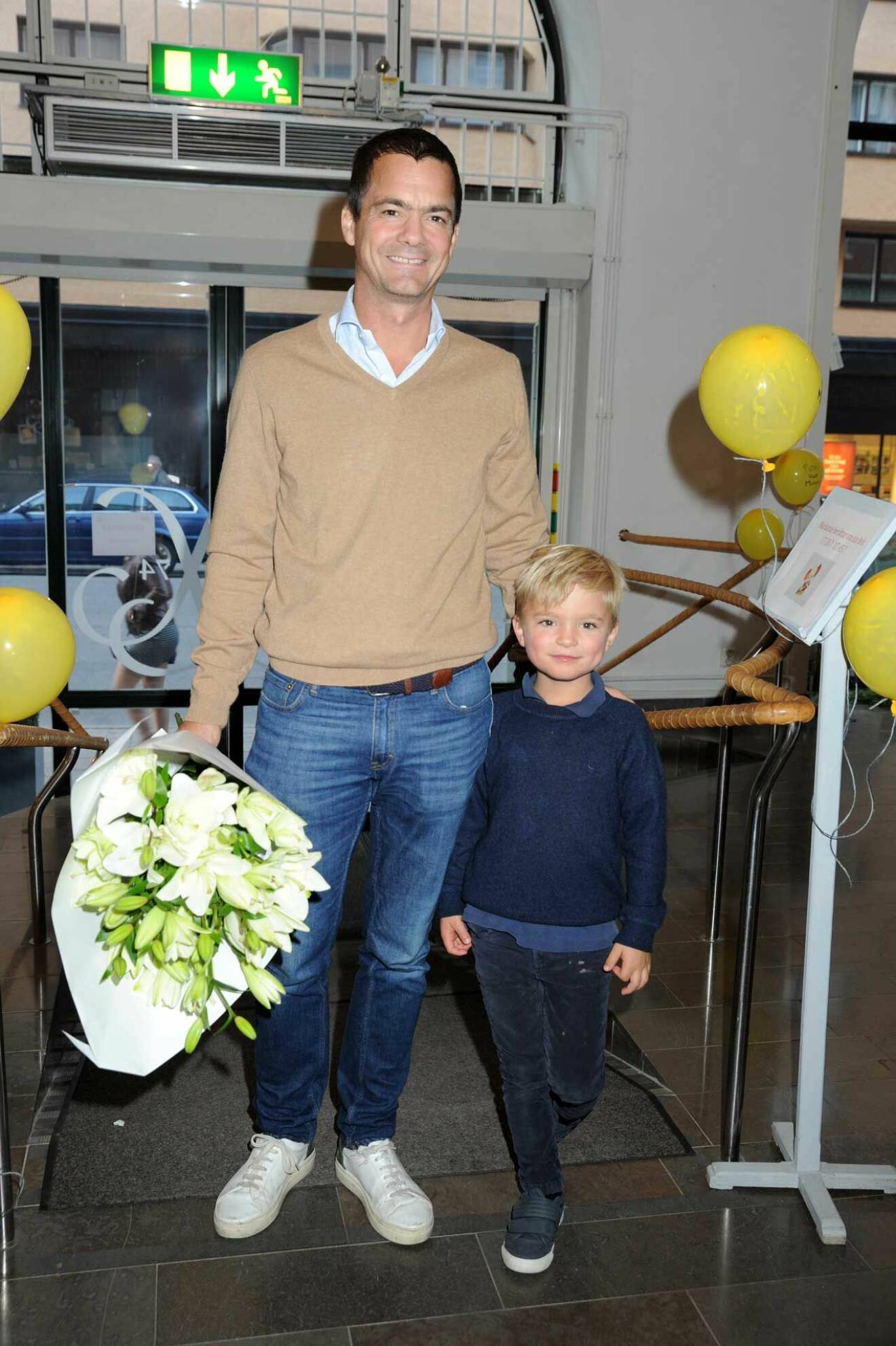 Kronprinsessans nära vän Peder Dinkel spiel tittade förbi med ett fång liljor och bedårande söta sonen Greger.