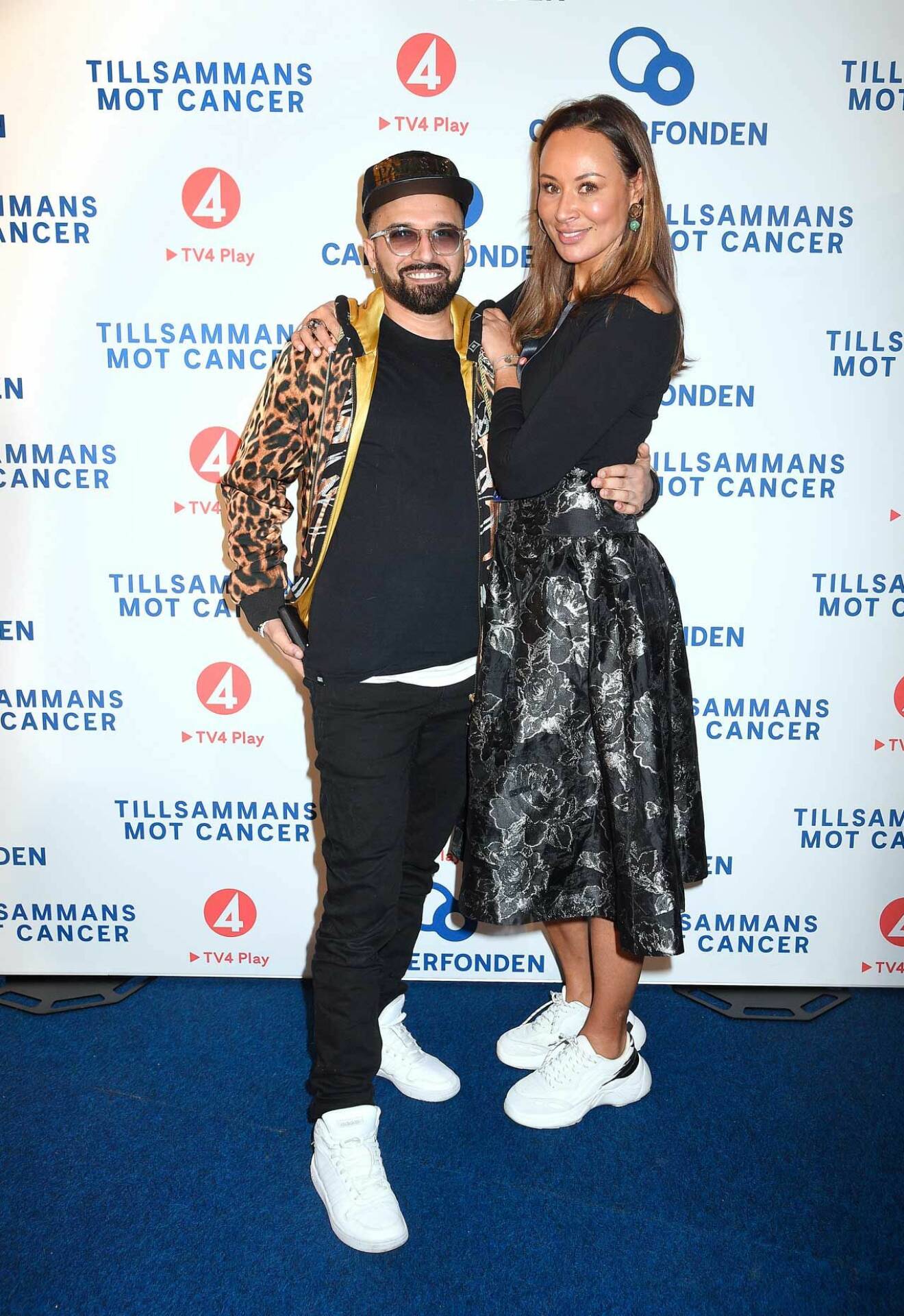 Artisten Sina ”Sean Banan” Samadi myste med Lotta Gray från Cancerfonden. 
