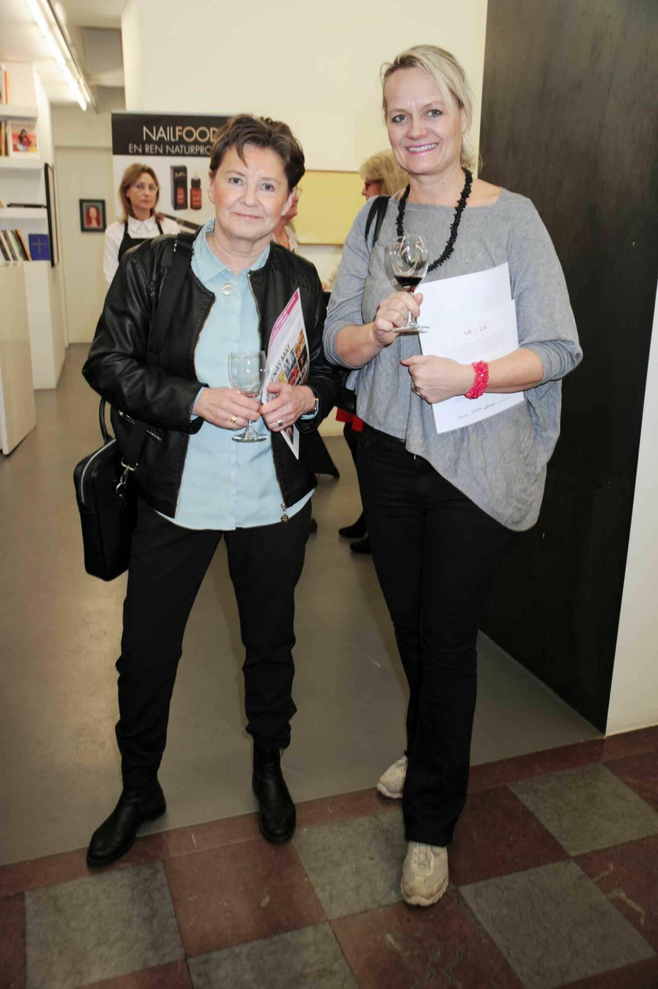 Liselotte Jansson, generalsekreterare för Alzheimerfonden, och Jeanette Karsten ville se kvällens fina auktion. 