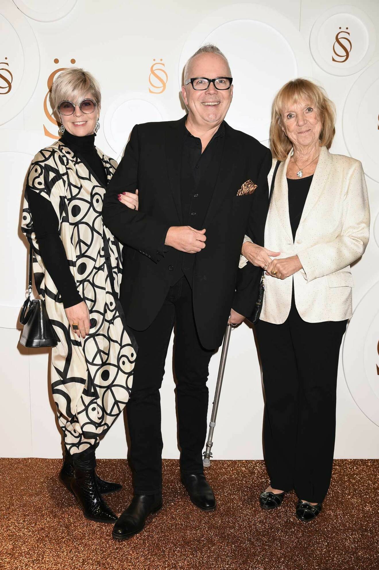 Tommy Körbergs hustru Anne-Charlotte Körberg minglade med Markku Saarinen och Vicky von der Lancken. 